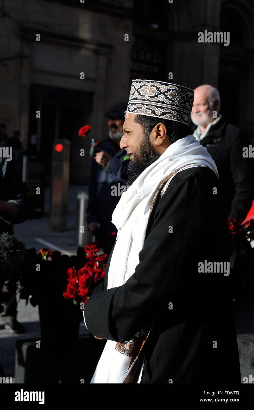 Nottingham, Royaume-Uni. 10 janvier 2015 .Aujourd'hui la communauté musulmane de Nottingham réunis autour de la place du vieux marché donner deux mille roses rouges pour les habitants de Nottingham et de propagation ''amoureux de la paix et l'harmonie'',l'événement était de célébrer la naissance du prophète Mohammed et rappelez-vous les attaques terroristes en France dans le but d'unir la communauté .Alpes commissaire de police et le crime Tipping Paddy assister à l'événement et a donné un discours avec l'Imam Hussain Khalid(photo) . Credit : IFIMAGE/Alamy Live News Banque D'Images