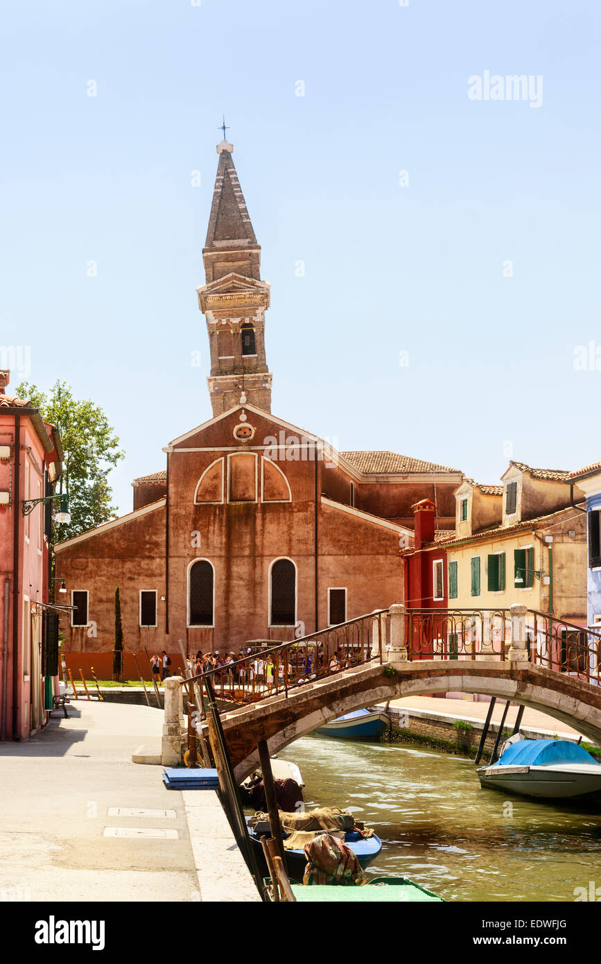 Burano Island dans la lagune de Venise célèbre pour les bâtiments et les maisons peintes de couleurs & tour de Burano - Campanile de l'église de San Martino Banque D'Images