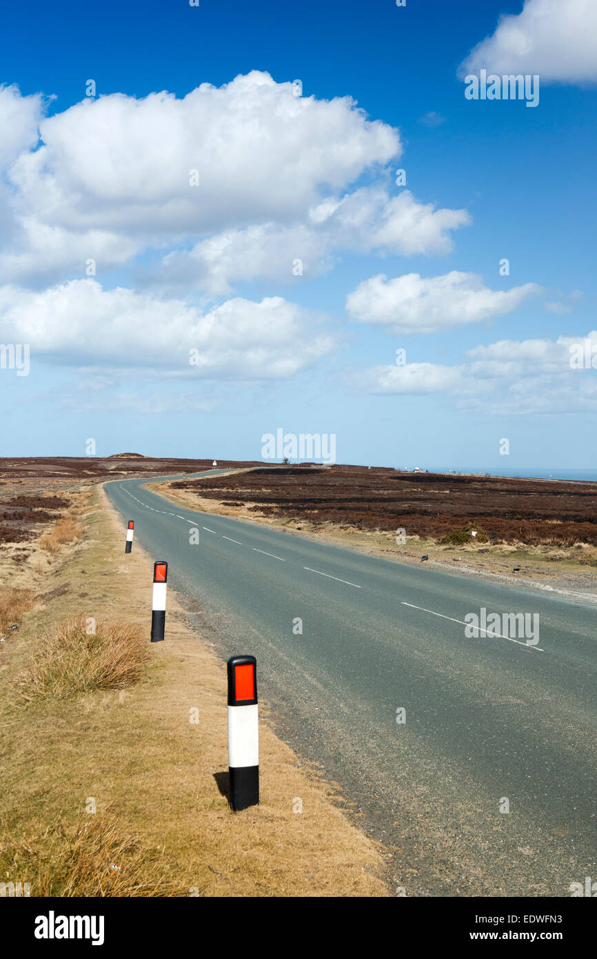 Royaume-uni, Angleterre, dans le Yorkshire Goathland, vide moorland road Banque D'Images