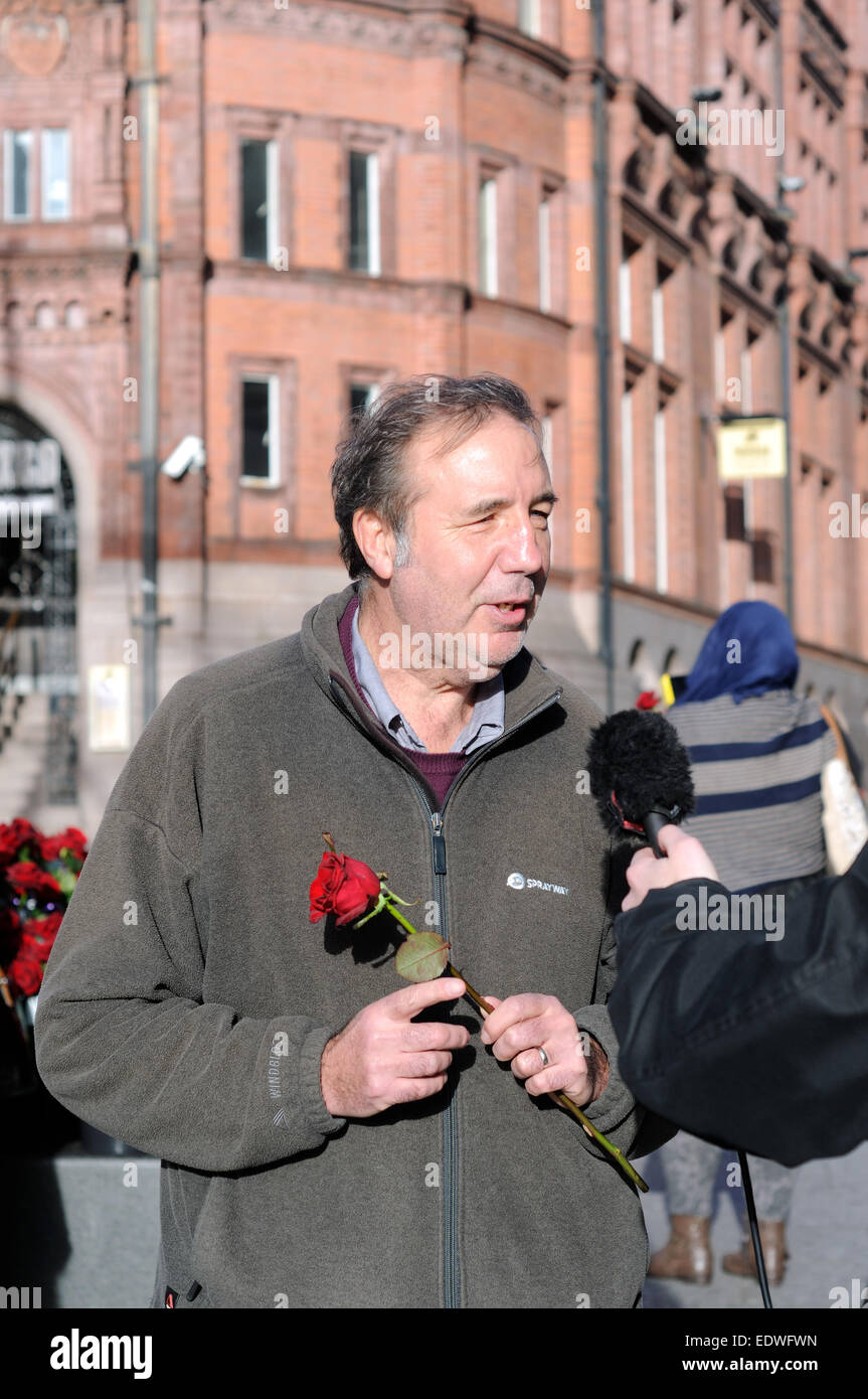 Nottingham, Royaume-Uni. 10 janvier 2015 .Aujourd'hui la communauté musulmane de Nottingham réunis autour de la place du vieux marché donner deux mille roses rouges pour les habitants de Nottingham et de propagation ''amoureux de la paix et l'harmonie'',l'événement était de célébrer la naissance du prophète Mohammed et rappelez-vous les attaques terroristes en France dans le but d'unir la communauté .Alpes commissaire de police et le crime Tipping Paddy assister à l'événement et a donné un discours avec l'Imam Khalid Hussain .(Photo Police Commissaire Tipping Paddy Crédit : IFIMAGE/Alamy Live News Banque D'Images