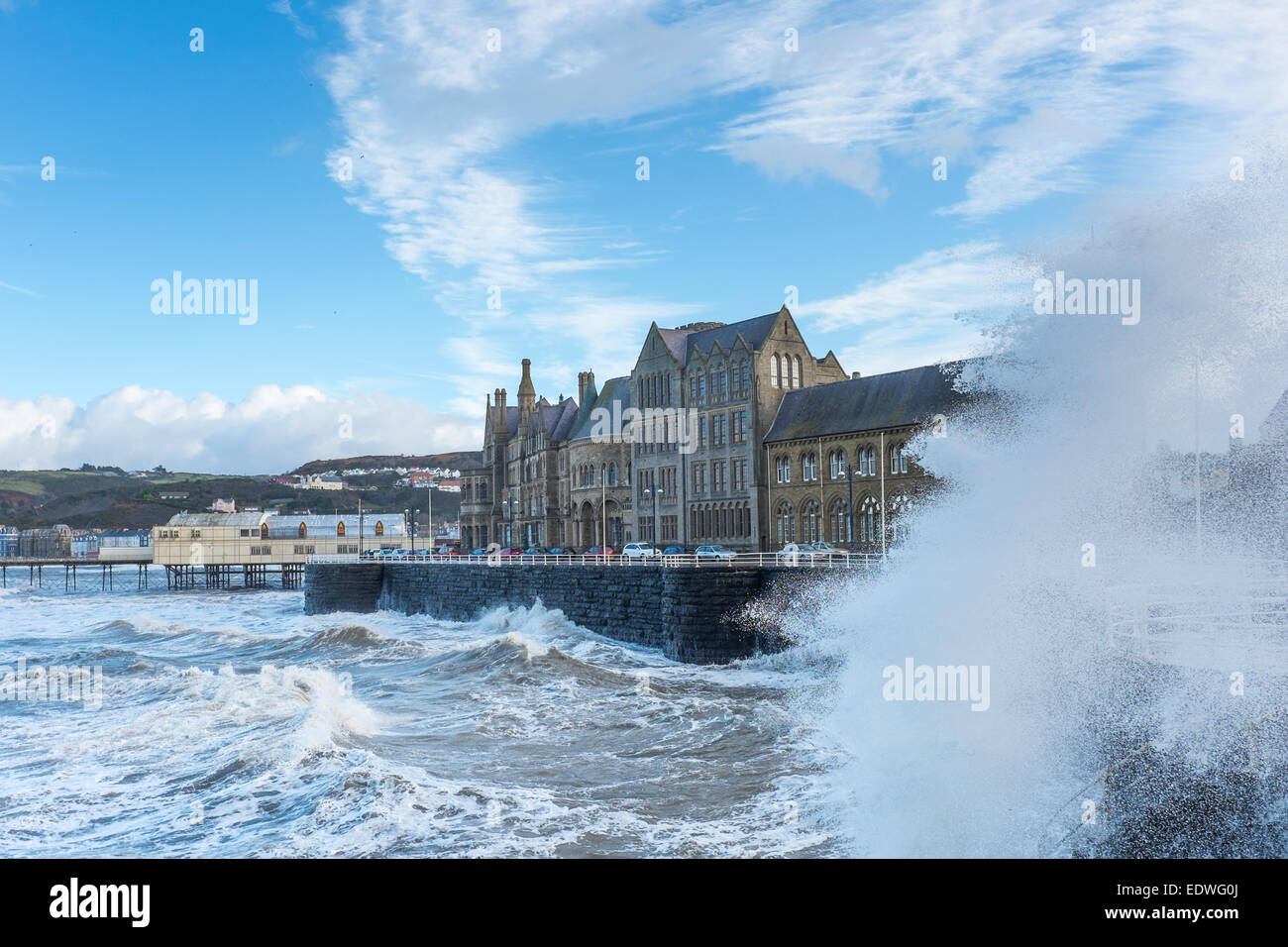 Aberystwyth, Pays de Galles, Royaume-Uni. 10 janvier 2015. Comme une tempête de l'Atlantique passe au-dessus de la Grande-Bretagne, d'énormes vagues crash en face de l'ancien collège à Aberystwyth. Credit : Alan Hale/Alamy Live News Banque D'Images