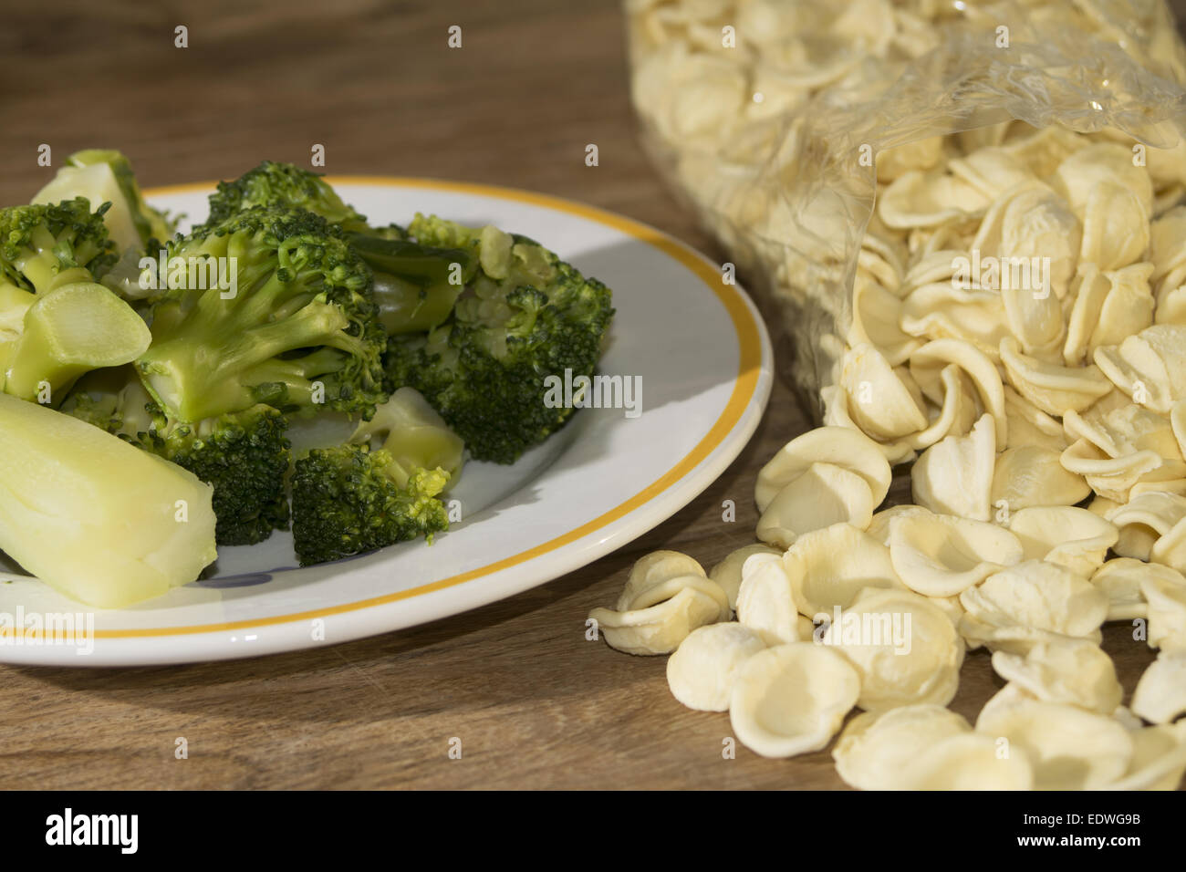 Spécialité italienne : orecchiette pâtes typiques des Pouilles avec brocoli Banque D'Images