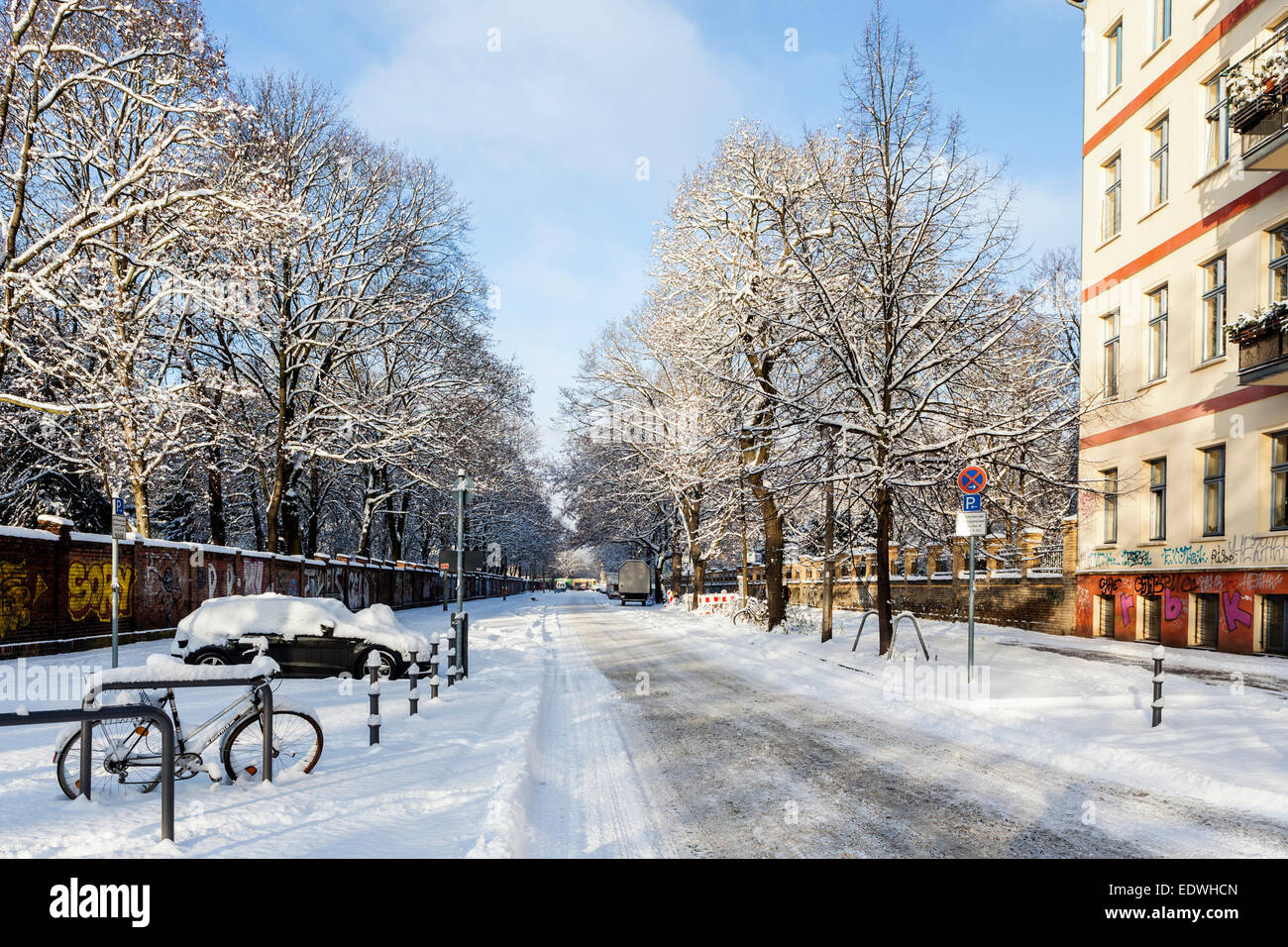 La rue Berlin en hiver - les arbres, la rue et les trottoirs couverts de neige Banque D'Images