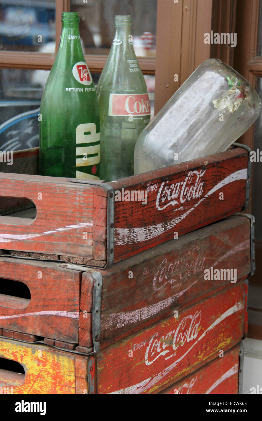 Bouteilles de verre ancien en bois dans une caisse de Coca-Cola Photo Stock  - Alamy