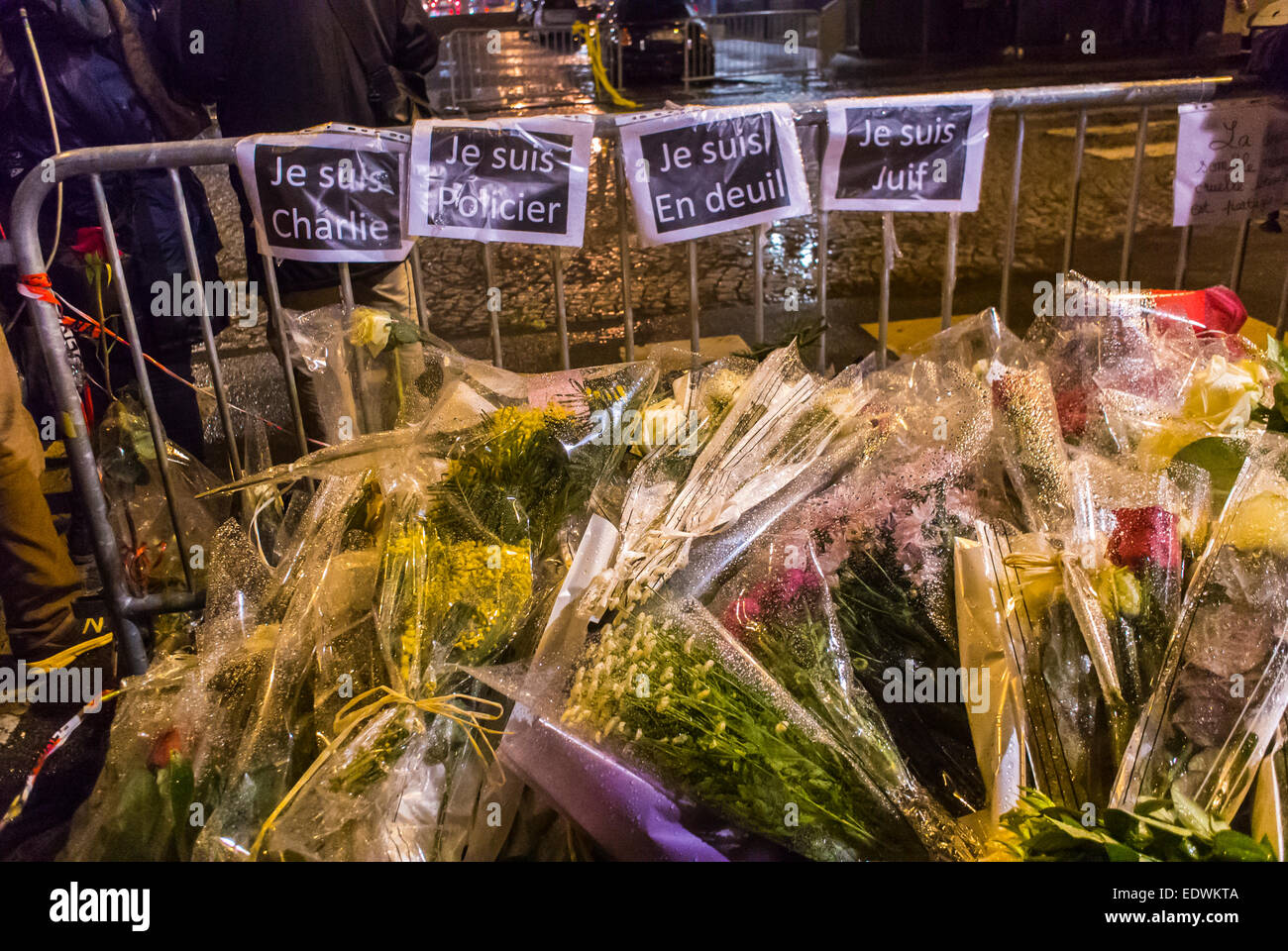 Paris, France. Manifestation juive contre le terrorisme, après une attaque par balle sur le Supermarché juif Kosher, Detail, Memorial Flowers on Street. Panneaux « je suis Charlie » Banque D'Images