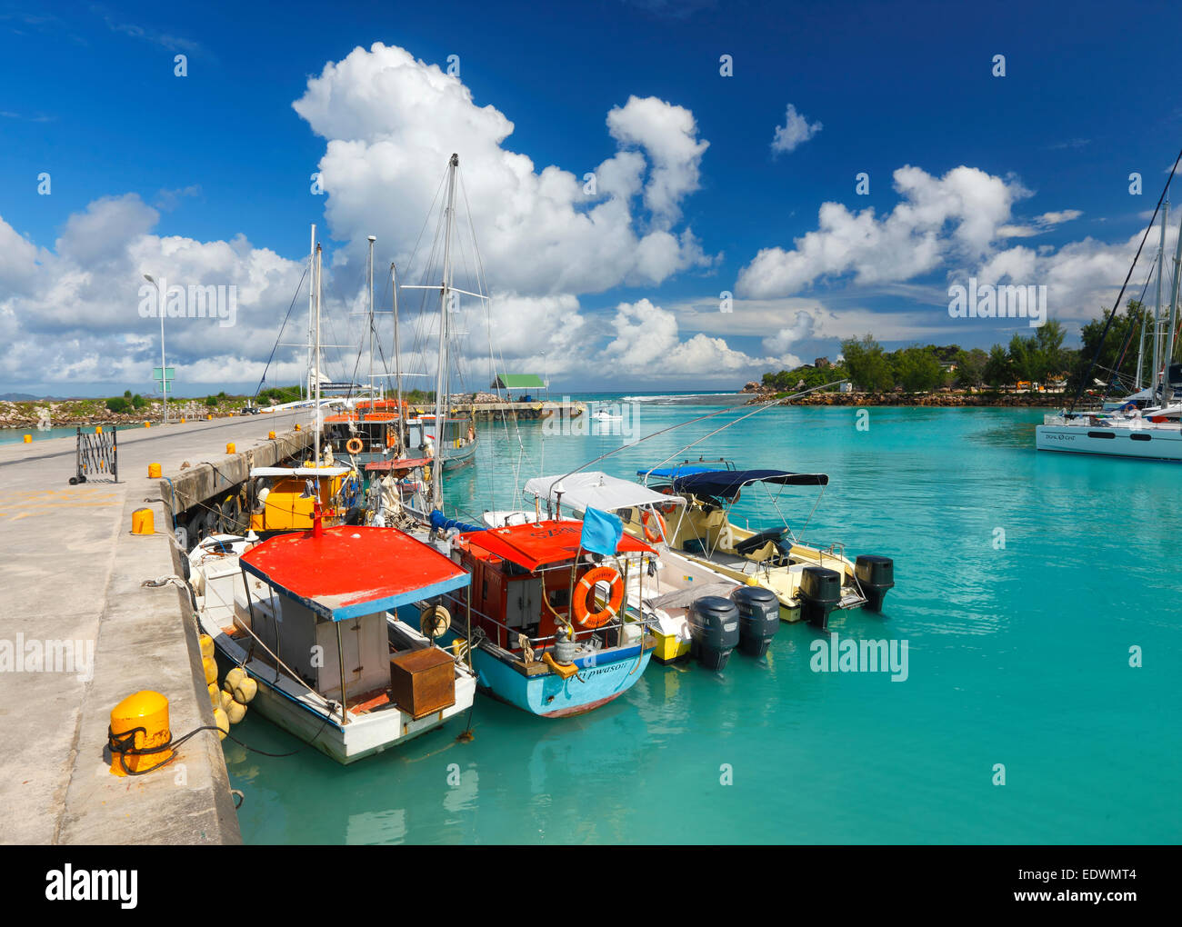 Bateaux dans le port sur les Seychelles, île de La Digue. Banque D'Images