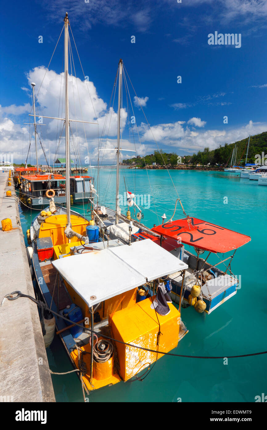 Bateaux de pêche dans le port de La Digue, aux Seychelles. Banque D'Images
