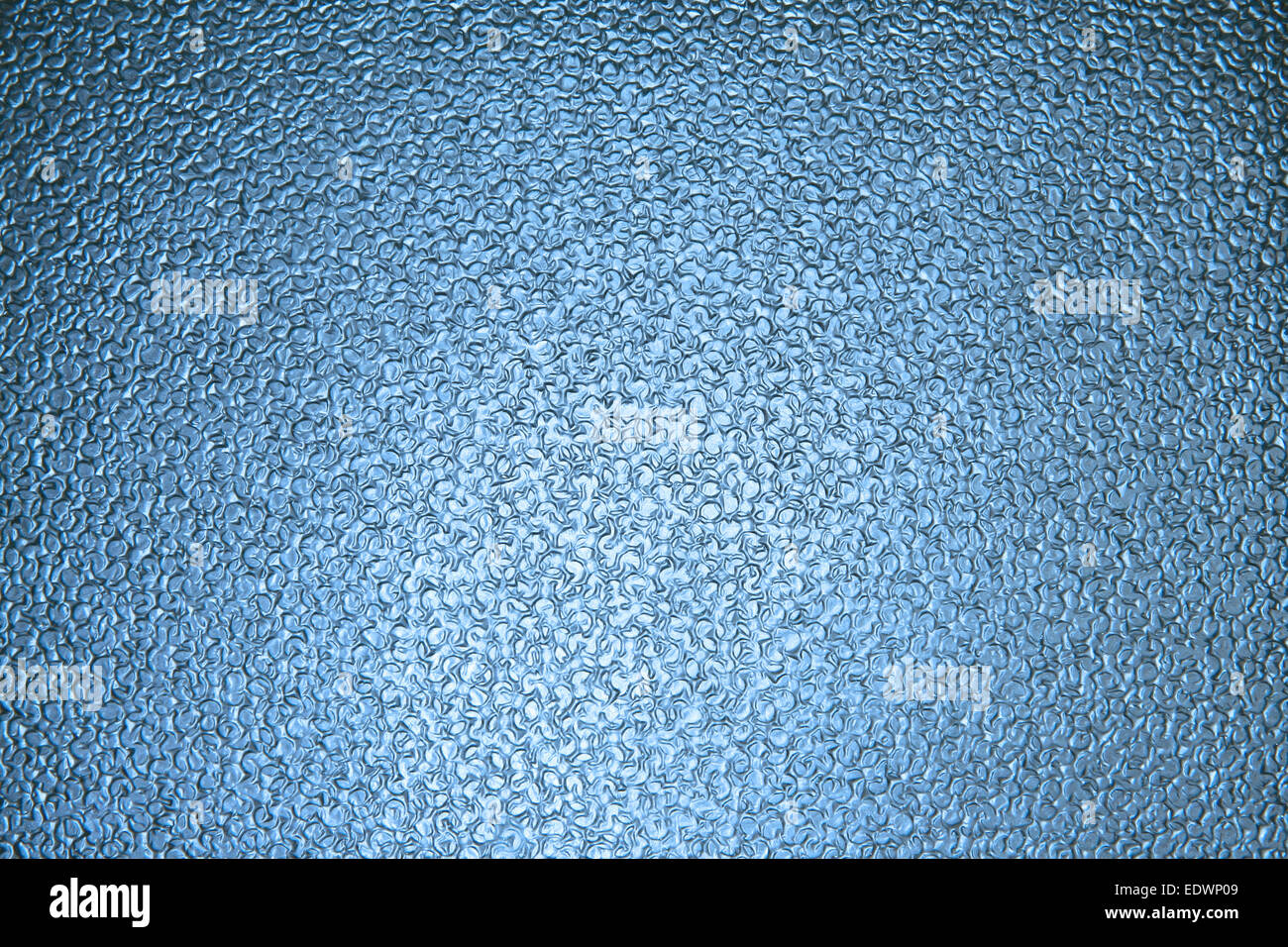 Profil de Claire lumière transparente en verre bleu surface texture mur de blocs dans la salle de bains Banque D'Images
