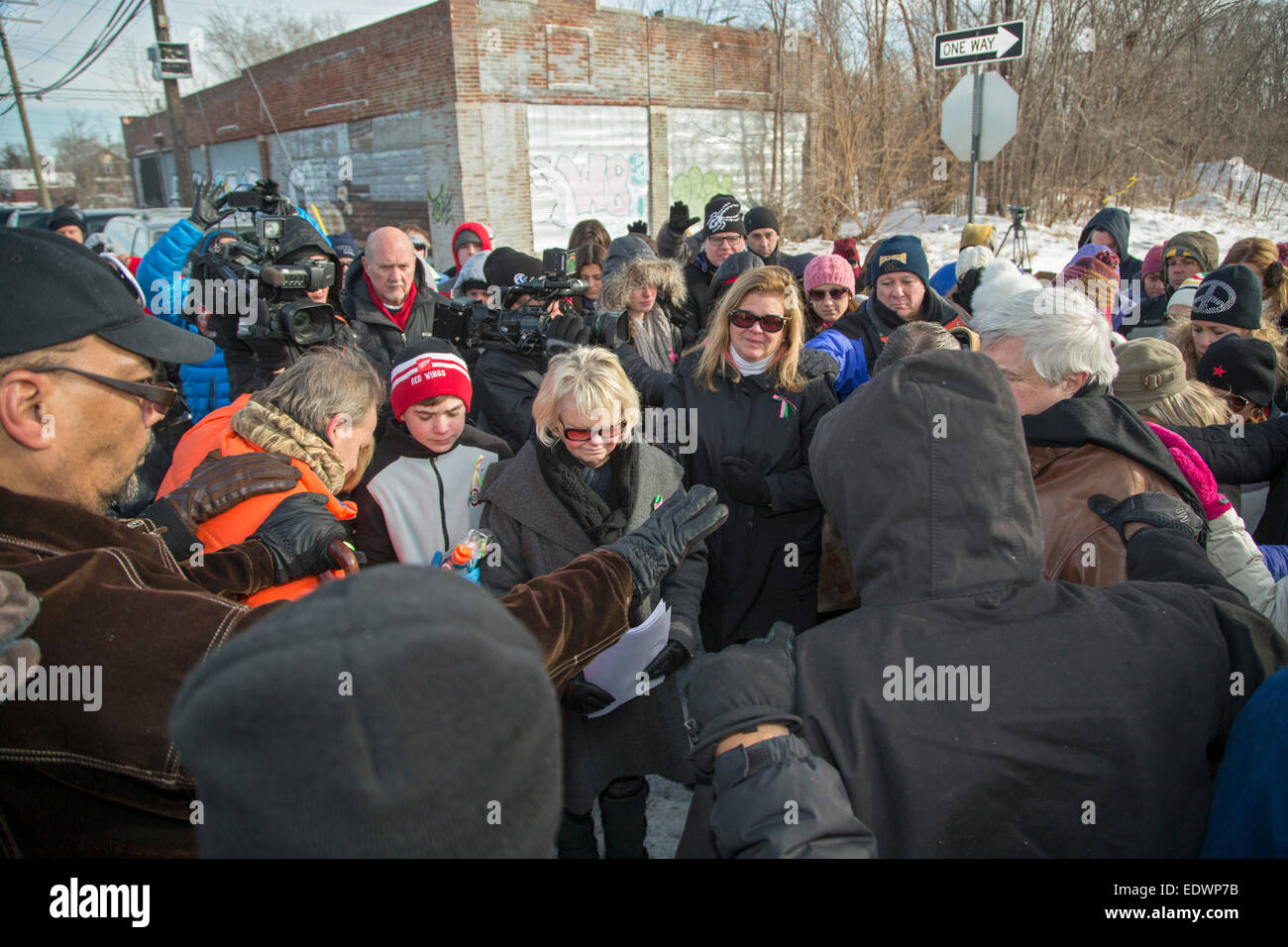 Detroit, Michigan, USA. 10 janvier, 2015. La famille, les amis, et les membres de la communauté se réunissent pour prier sur un coin de rue de Detroit où un adolescent a été tué juste avant Noël. Quand un homme armé a ouvert le feu avec un fusil AK-47 sur une voiture pleine d'adolescents, Paige Stalker, 16 ans, a été tué et trois autres ont été blessés. La plupart des adolescents sont de Grosse Pointe, une banlieue riche. Crédit : Jim West/Alamy Live News Banque D'Images