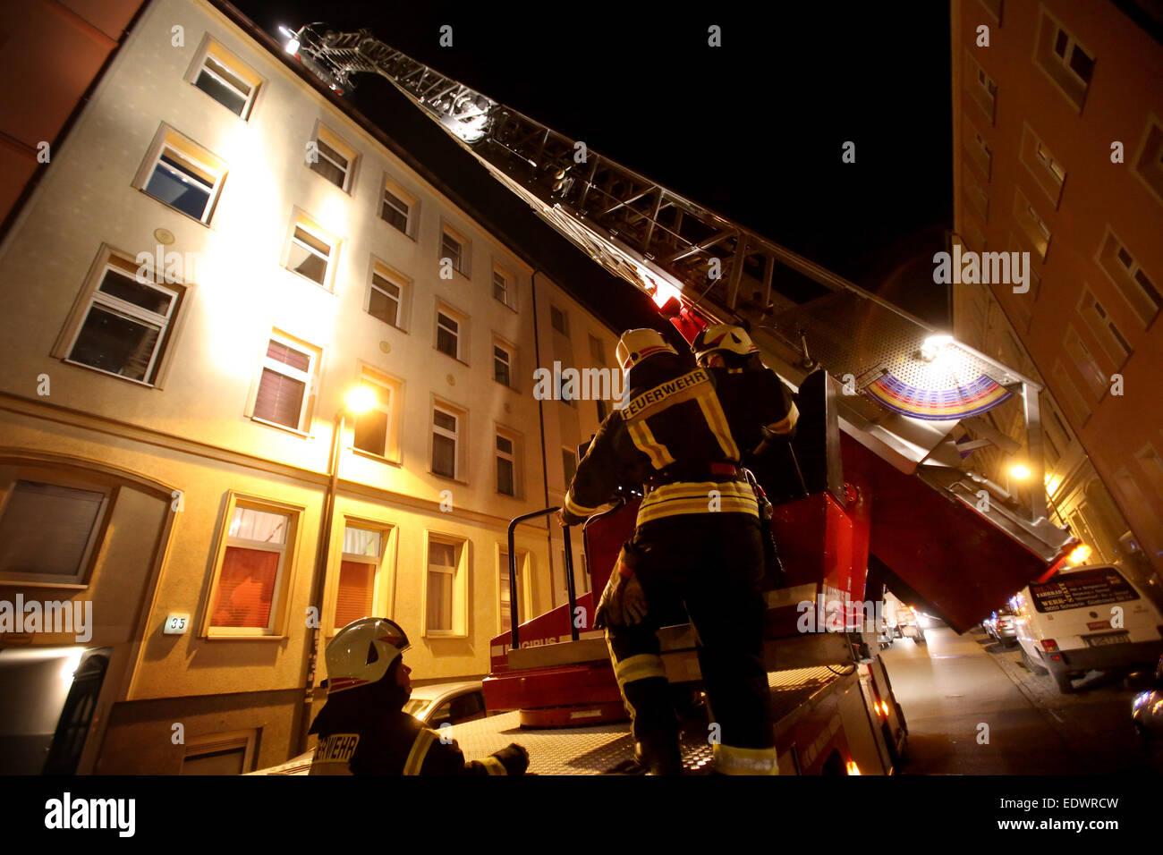 Schwerin, Allemagne. 10 janvier, 2015. Les pompiers un toit sécurisé threatend par effondrement en raison de la tempête/Felix à Schwerin, Allemagne, 10 janvier 2015. Strom/« Felix' est la deuxième tempête à frapper le nord de l'Allemagne dans deux jours. Photo : Stefan Sauer/dpa/Alamy Live News Banque D'Images