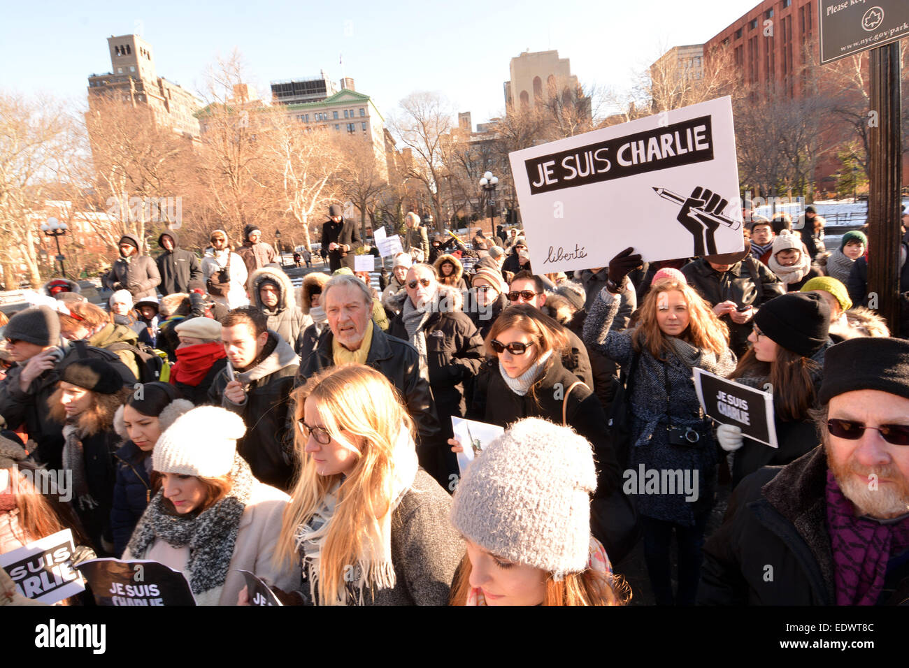 New York, USA. 10 janvier, 2015. Personnes participent à un rassemblement Samedi, Mai 10, 2015, à Washington Square Park à New York en faveur de la libre expression et ceux qui ont été tués dans l'attaque terroriste au siège parisien de la revue satirique Charlie Hebdo. Shoun Crédit : Hill/Alamy Live News Banque D'Images