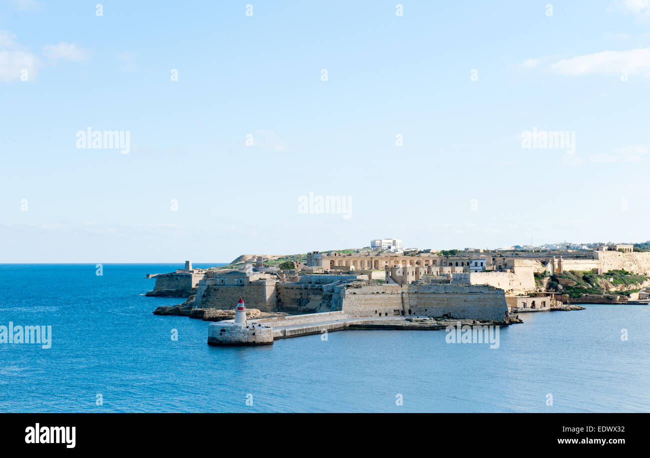 Ricasoli Grand Harbour East brise-lames et phare rouge Banque D'Images