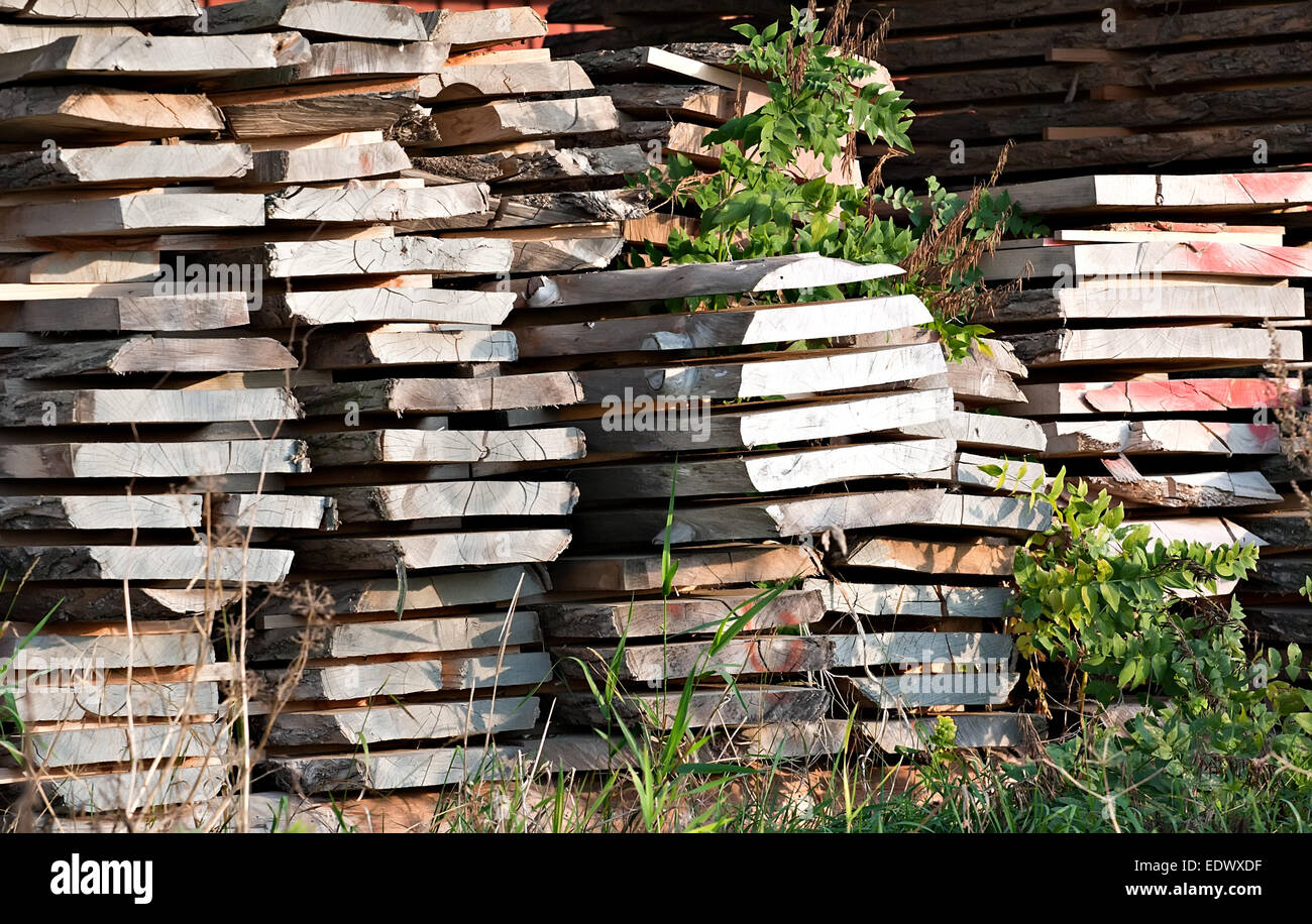 Pile de planches de bois fabriqué à partir de journaux de grande Banque D'Images