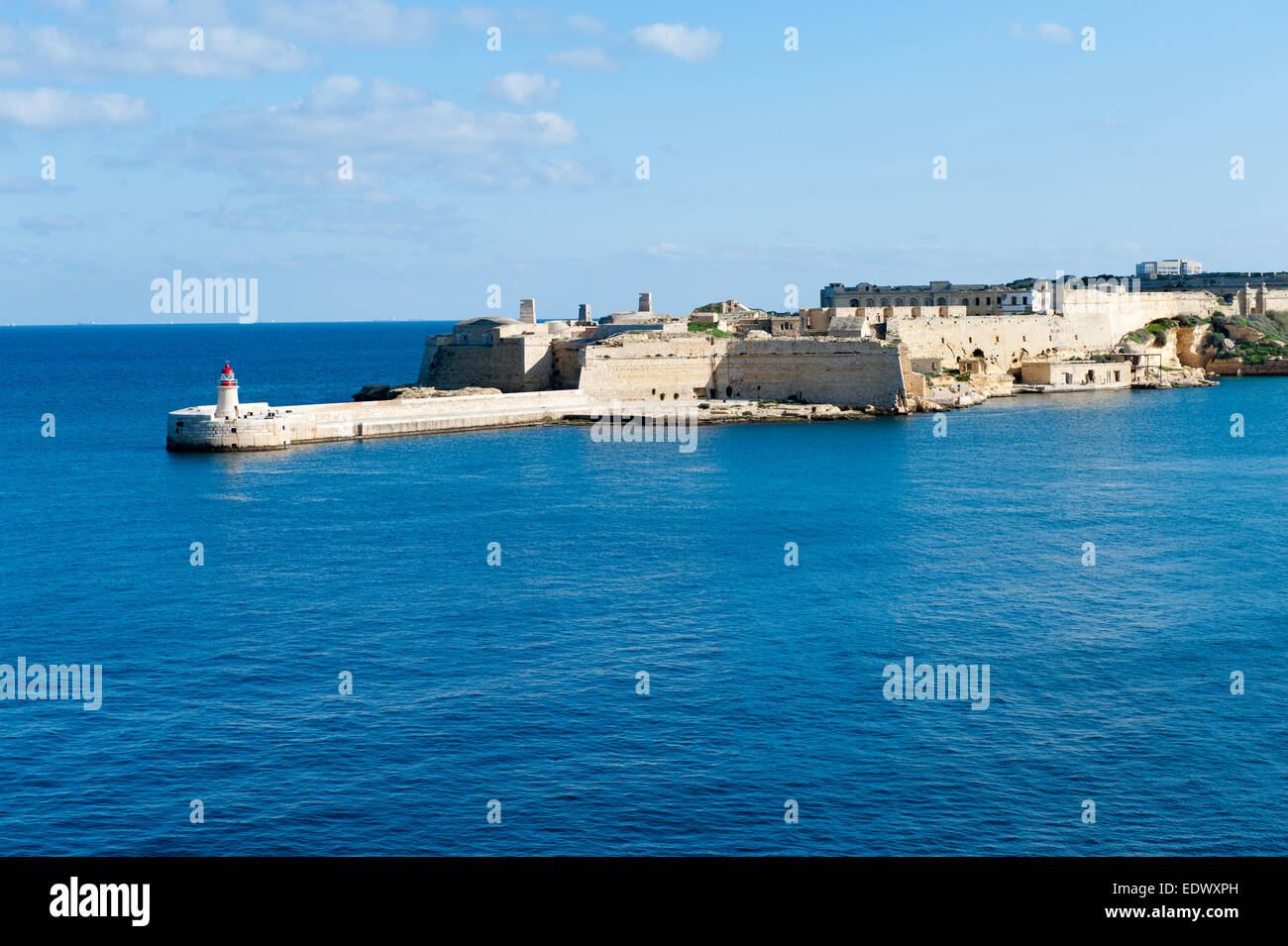 Ricasoli Grand Harbour East brise-lames et phare rouge Banque D'Images
