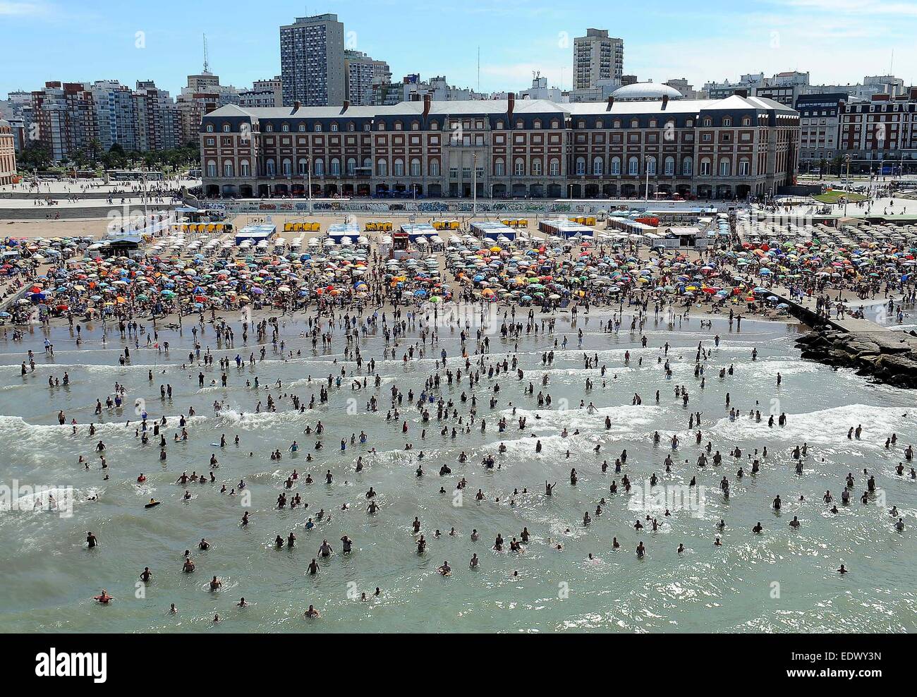 Mar del Plata, Argentine. 10 janvier, 2015. Personnes visitent la plage à Mar del Plata, Argentine, le 10 janvier, 2015. © Jose Romero/TELAM/Xinhua/Alamy Live News Banque D'Images