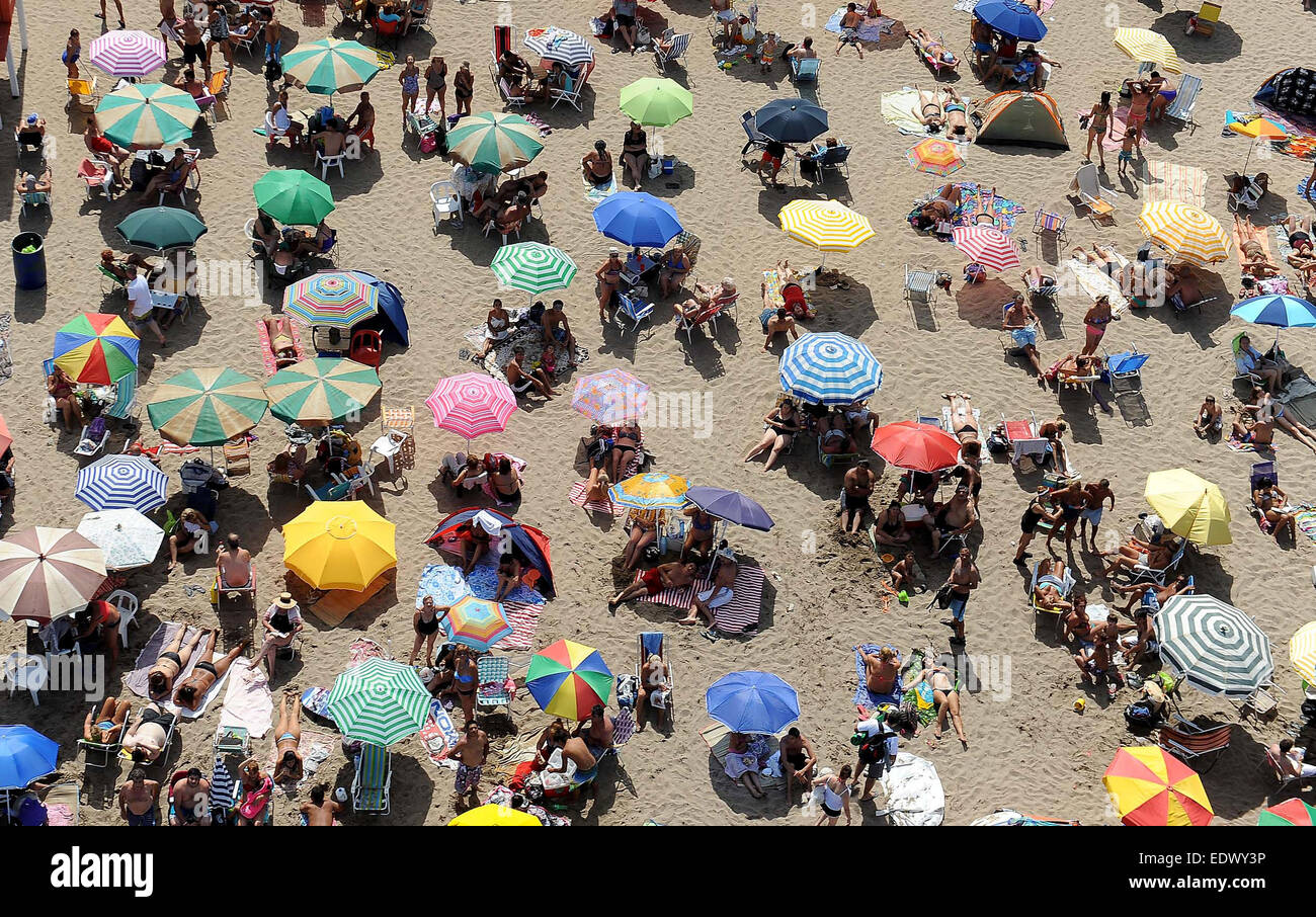 Mar del Plata, Argentine. 10 janvier, 2015. Personnes visitent la plage à Mar del Plata, Argentine, le 10 janvier, 2015. © Jose Romero/TELAM/Xinhua/Alamy Live News Banque D'Images