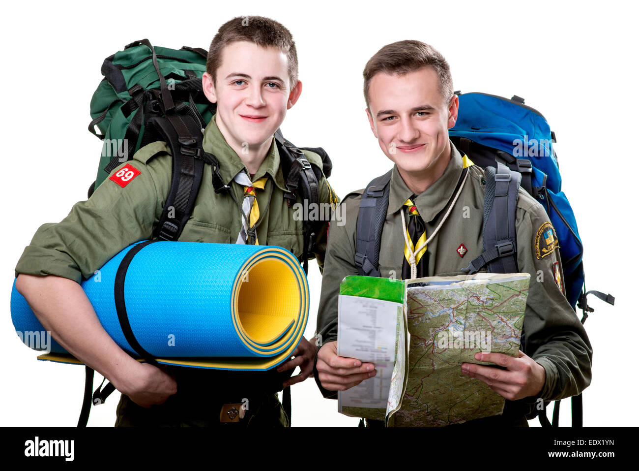 Deux jeunes garçons du scoutisme avec sac de couchage et sacs à dos en  maintenant le site isolé sur fond blanc Photo Stock - Alamy
