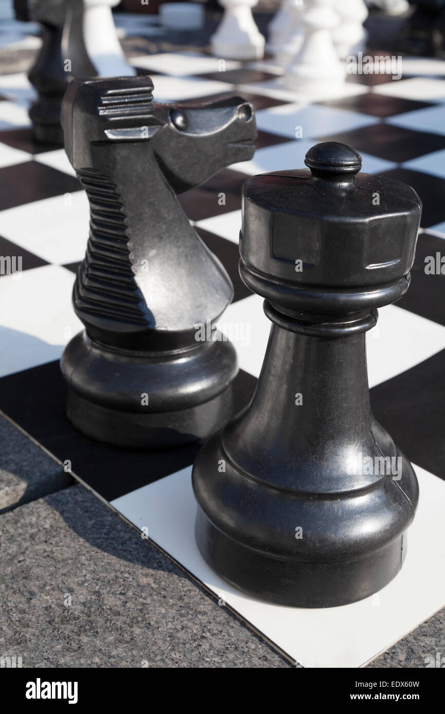 France, Paris, street chess joué au Centre Pompidou Beaubourg. Banque D'Images