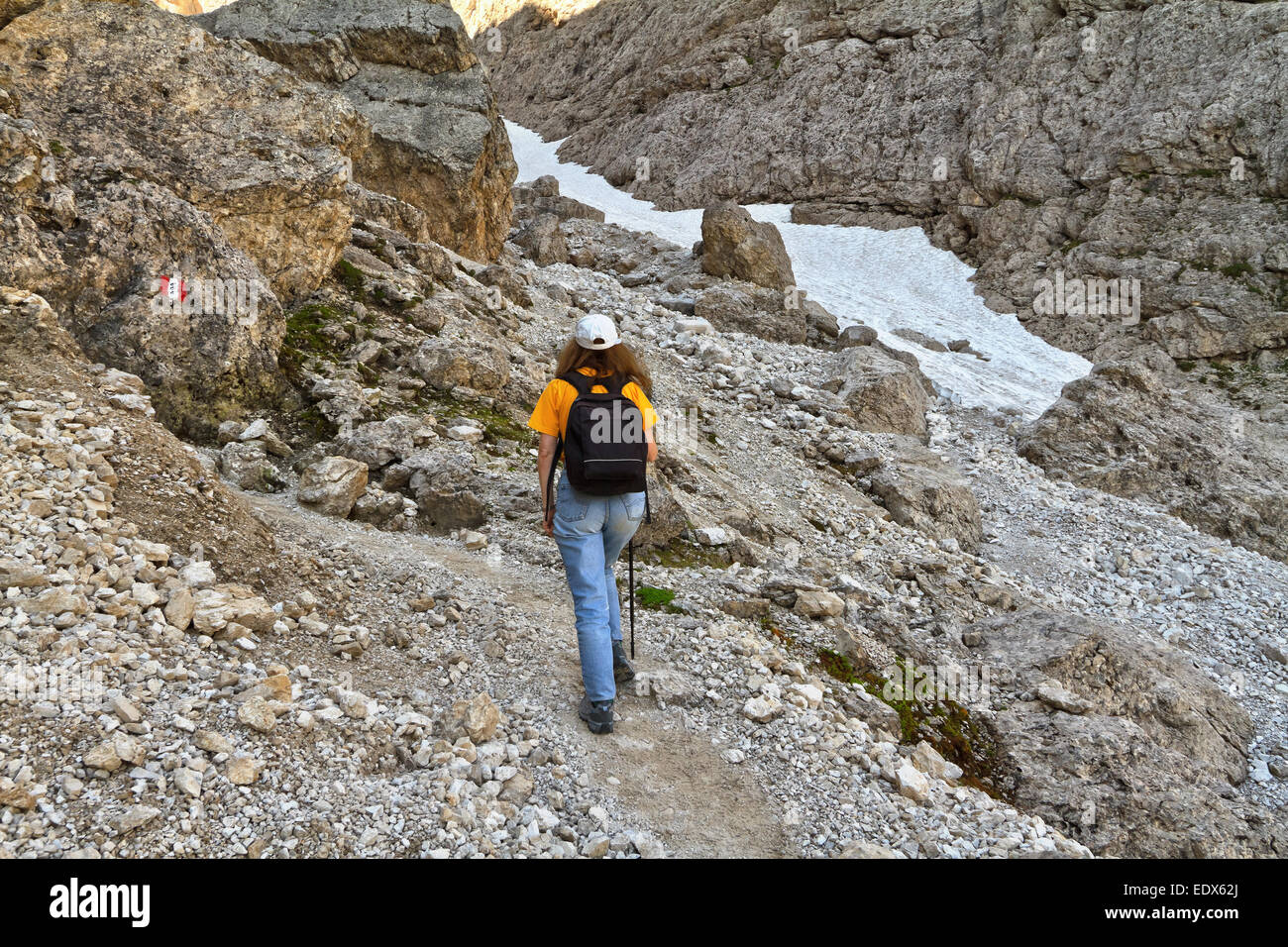 Randonneur marche sur sentier en Val Setus, Alto Adige, Italie Banque D'Images