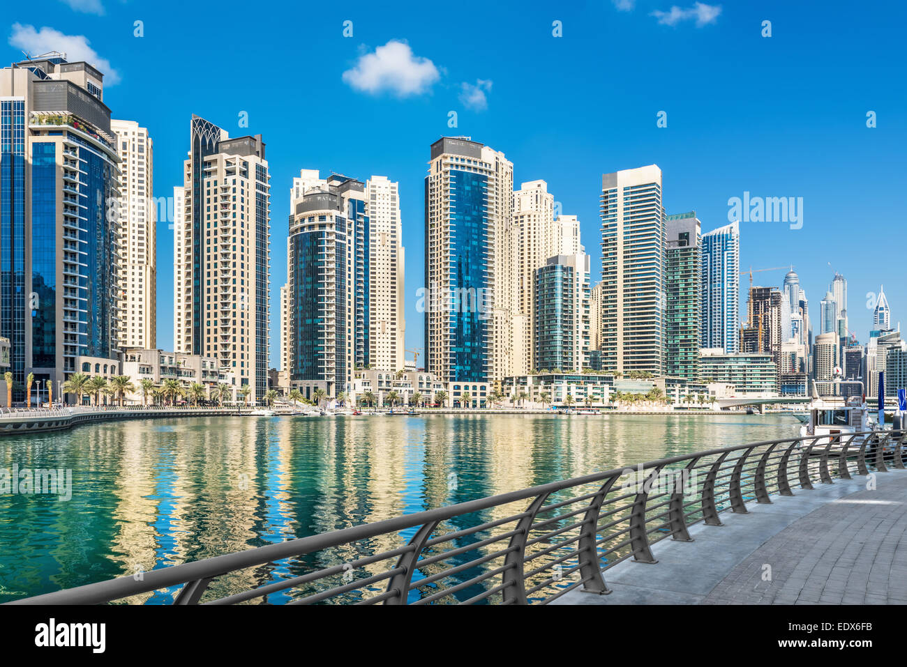 Promenade le long de la Marina de Dubaï, Émirats arabes unis, Moyen Orient Banque D'Images