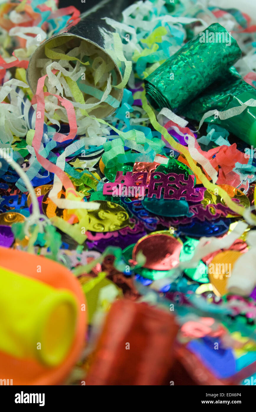 Gros plan de décorations de fête,Corne Alerte,banderolles,Ballons, Banque D'Images