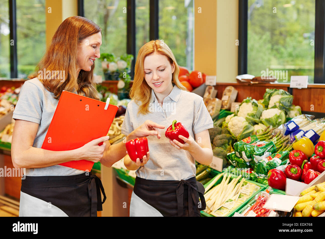 Vendeur en formation obtenez de l'aide de personnel dans un supermarché Banque D'Images