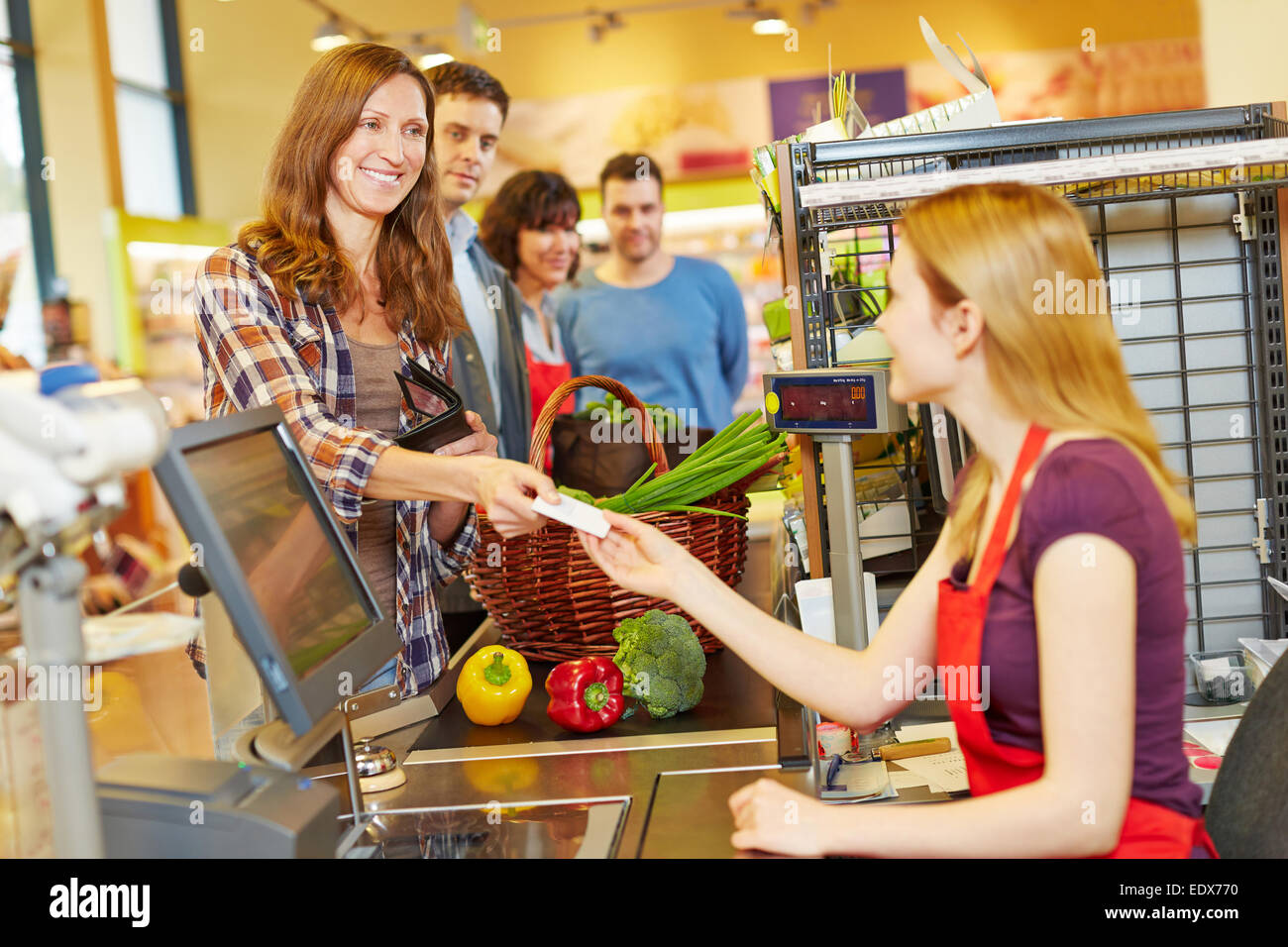 Femme de payer avec sa carte EC at supermarket checkout Banque D'Images