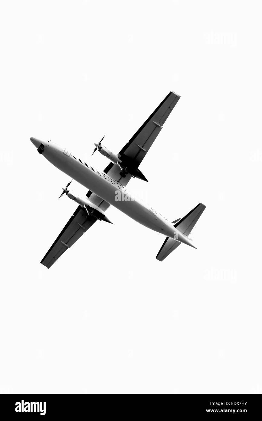 Image en noir et blanc d'un avion de passagers tourné à partir de ci-dessous Banque D'Images