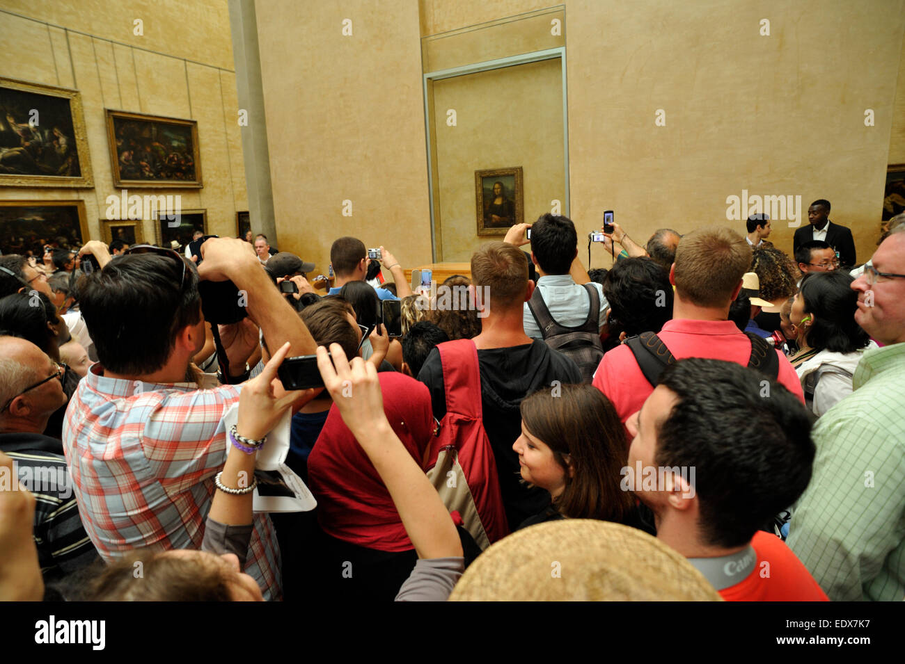 Paris, le musée du Louvre, foule de touristes autour de la Gioconda Banque D'Images