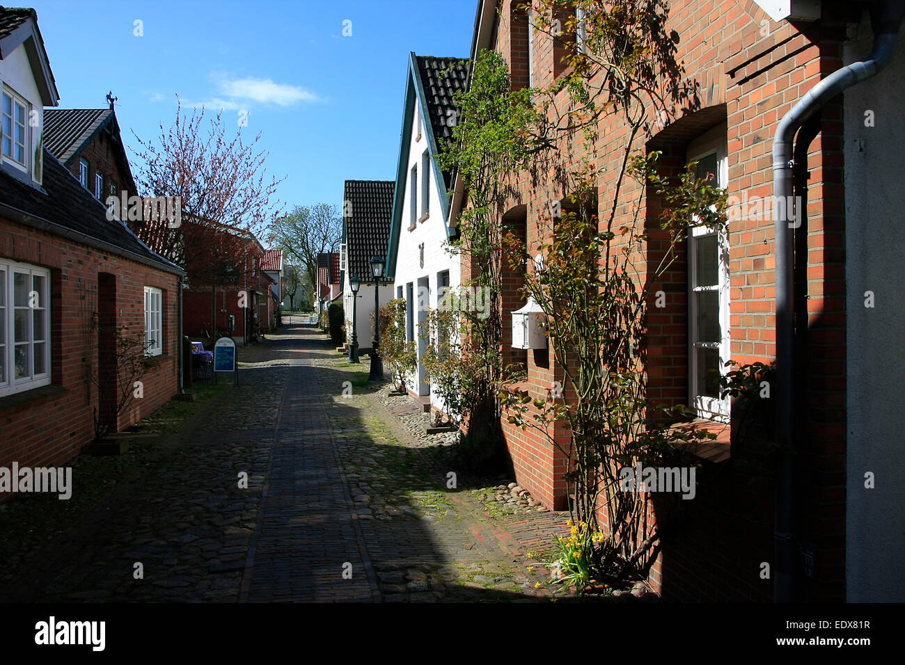 Die Mühlenstraße à Wyk auf Föhr. Dans dieser Straße befindet sich auch die Windmühle 'Amica Venti'. Sie wurde 1879 errichtet. Wyk auf Föhr ist eine Stadt im Kreis Nordfriesland en Schleswig-Holstein. Il Nordseeheilbads Stadtgebiet des das aus dem Innenstadtbereich Stadtteilen sowie den friesisch Bualigsem (Boldixum Südstrand und). Foto : Klaus Nowottnick Datum : 18.04.2014 Banque D'Images