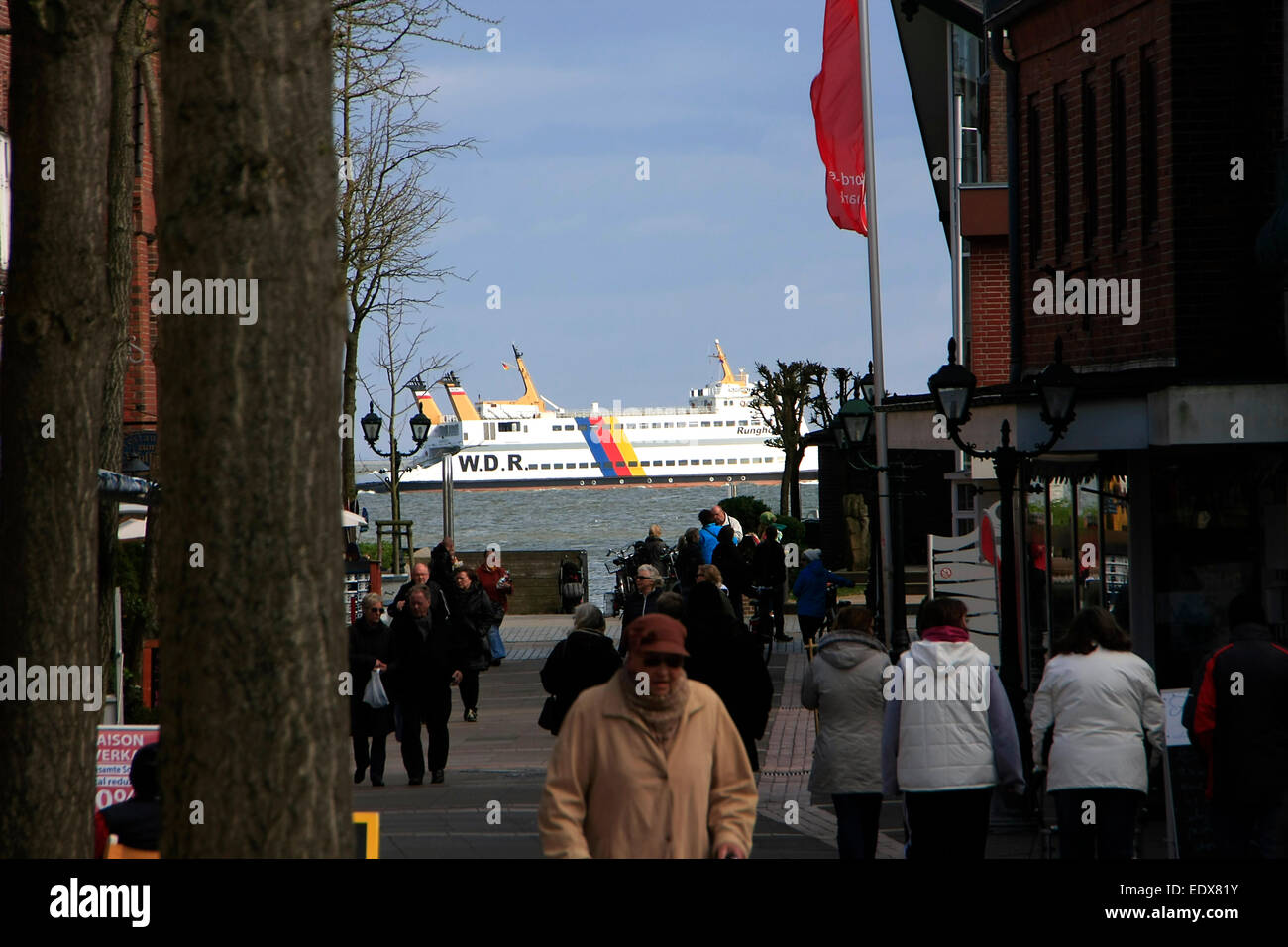 Die Große Straße à Wyk auf Föhr führt zur Promenade am Strand. Wyk auf Föhr ist eine Stadt im Kreis Nordfriesland en Schleswig-Holstein. Il Nordseeheilbads Stadtgebiet des das aus dem Innenstadtbereich Stadtteilen sowie den friesisch Bualigsem (Boldixum Südstrand und). Foto : Klaus Nowottnick Datum : 18.04.2014 Banque D'Images