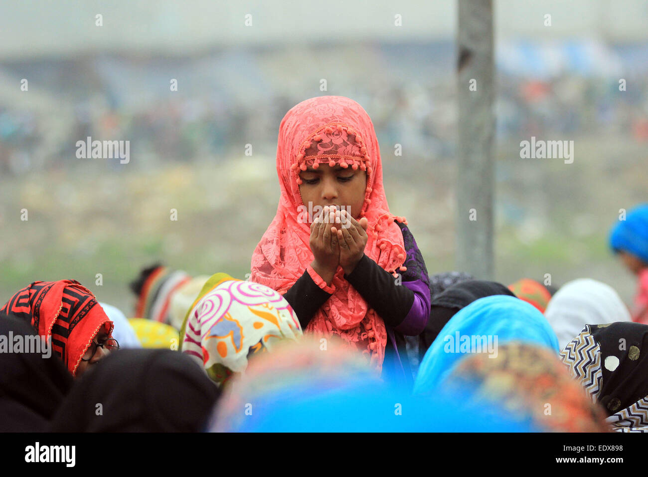 Le Bangladesh, l'un des enfants du Bangladesh : TONGI participants à Akheri Munajat, ou des dernières prières, à la conclusion de l'Biswa Ijtema du monde islamique ou congrégation à Tongi, quelque 30 km au nord de Dhaka le 11 janvier 2015. Les musulmans s'est joint à une prière sur les rives d'un fleuve au Bangladesh comme la deuxième plus grande congrégation islamique annuel a pris fin. Banque D'Images