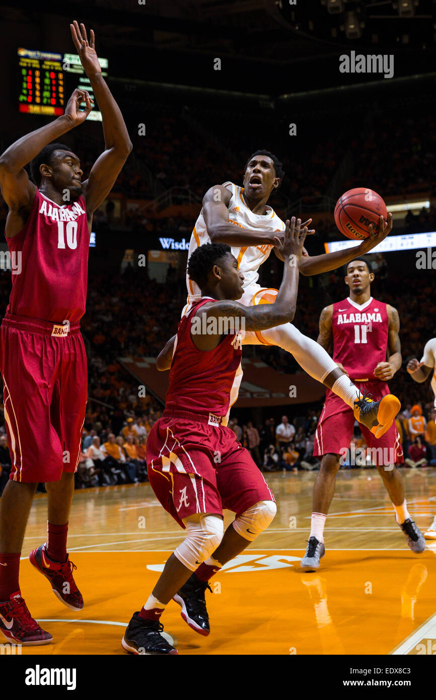 10 janvier 2015 : Josh Richardson # 1 de la Pennsylvania bénévoles lecteurs au panier contre Justin Coleman # 5 et # 10 Jimmie Taylor de l'Alabama Crimson Tide au cours de la jeu de basket-ball de NCAA entre les bénévoles de l'Université du Tennessee et de l'Université de l'Alabama Crimson Tide à Thompson Boling Arena de Knoxville TN Banque D'Images