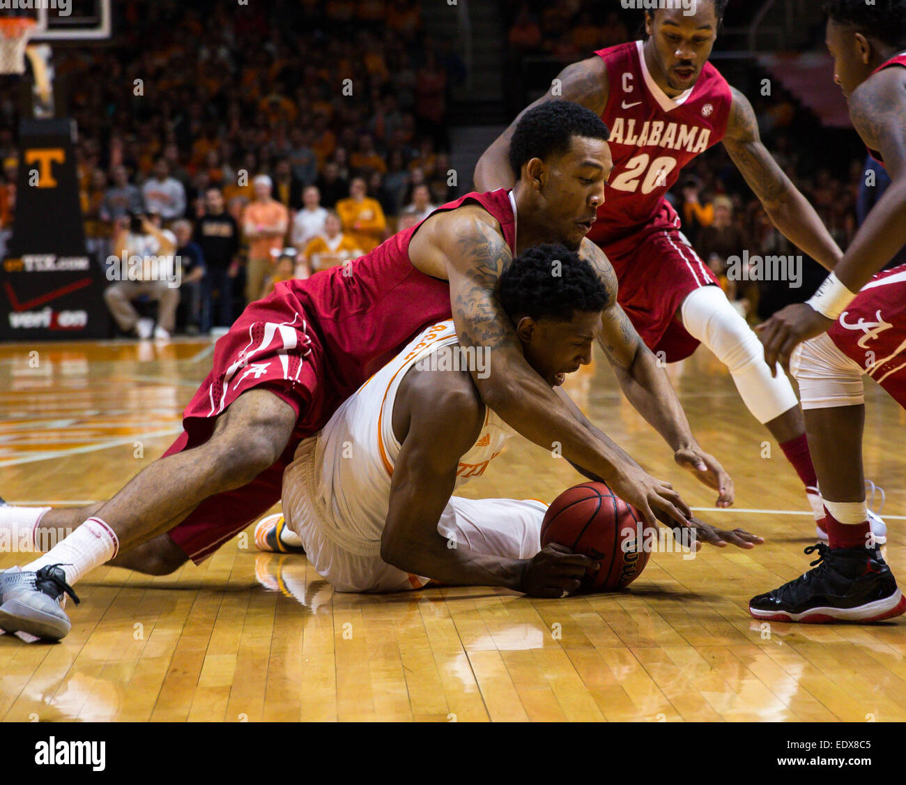10 janvier 2015 : Josh Richardson # 1 de la Pennsylvania Bénévoles et Shannon Hale # 11 de l'Alabama Crimson Tide bataille pour une balle lâche pendant le match de basket-ball de NCAA entre les bénévoles de l'Université du Tennessee et de l'Université de l'Alabama Crimson Tide à Thompson Boling Arena de Knoxville TN Banque D'Images