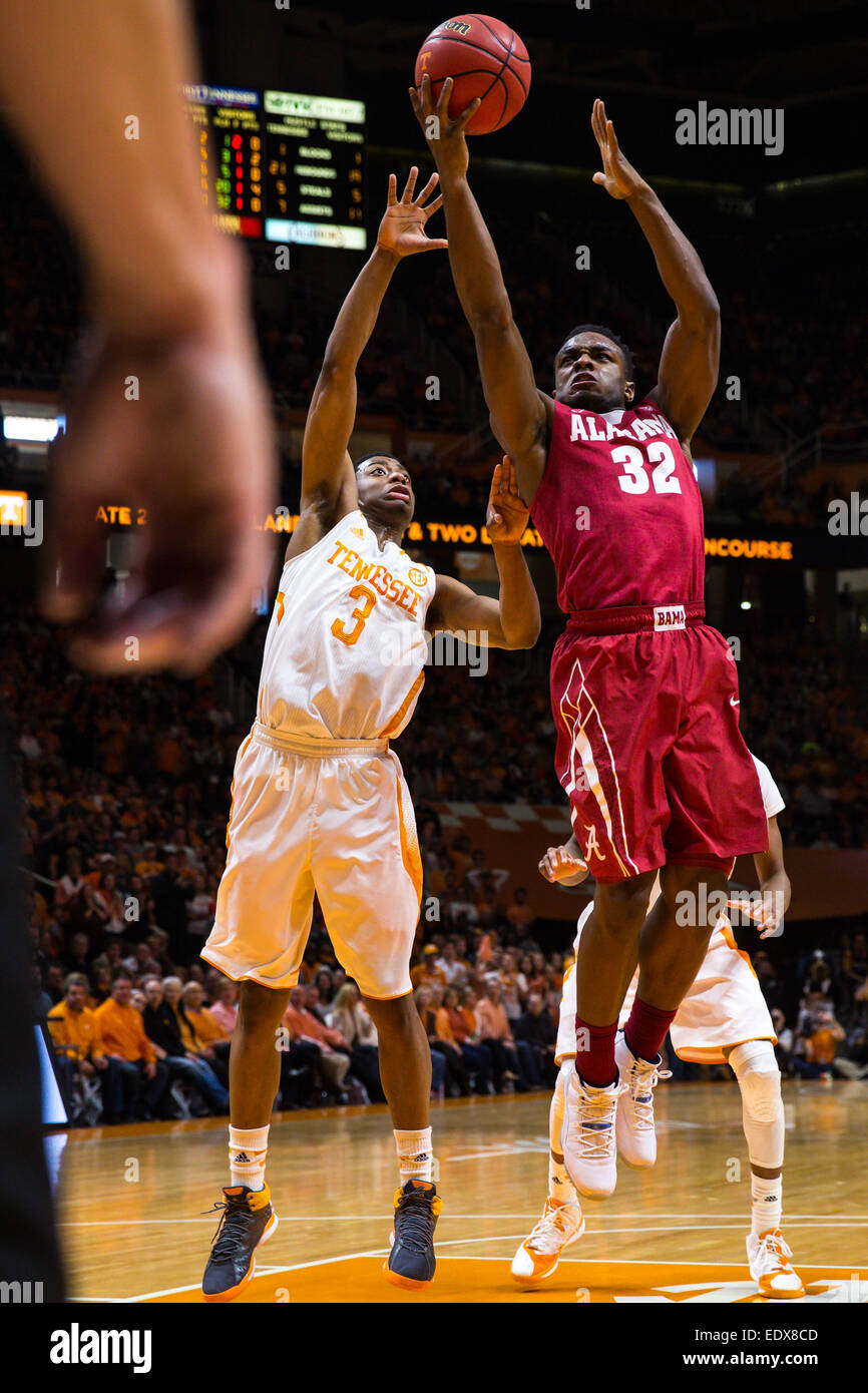 10 janvier 2015 : Robert Hubbs III # 3 de la Pennsylvania bénévoles défend contre Retin Obasohan # 32 de l'Alabama Crimson Tide au cours de la jeu de basket-ball de NCAA entre les bénévoles de l'Université du Tennessee et de l'Université de l'Alabama Crimson Tide à Thompson Boling Arena de Knoxville TN Banque D'Images