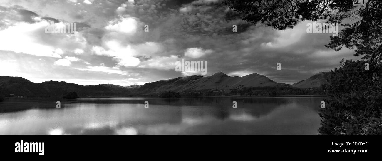 L'aube sunrise over Cat Bells Fells reflété dans le lac Derwentwater, près de la ville de Keswick, Parc National de Lake District, Cumbria, Banque D'Images