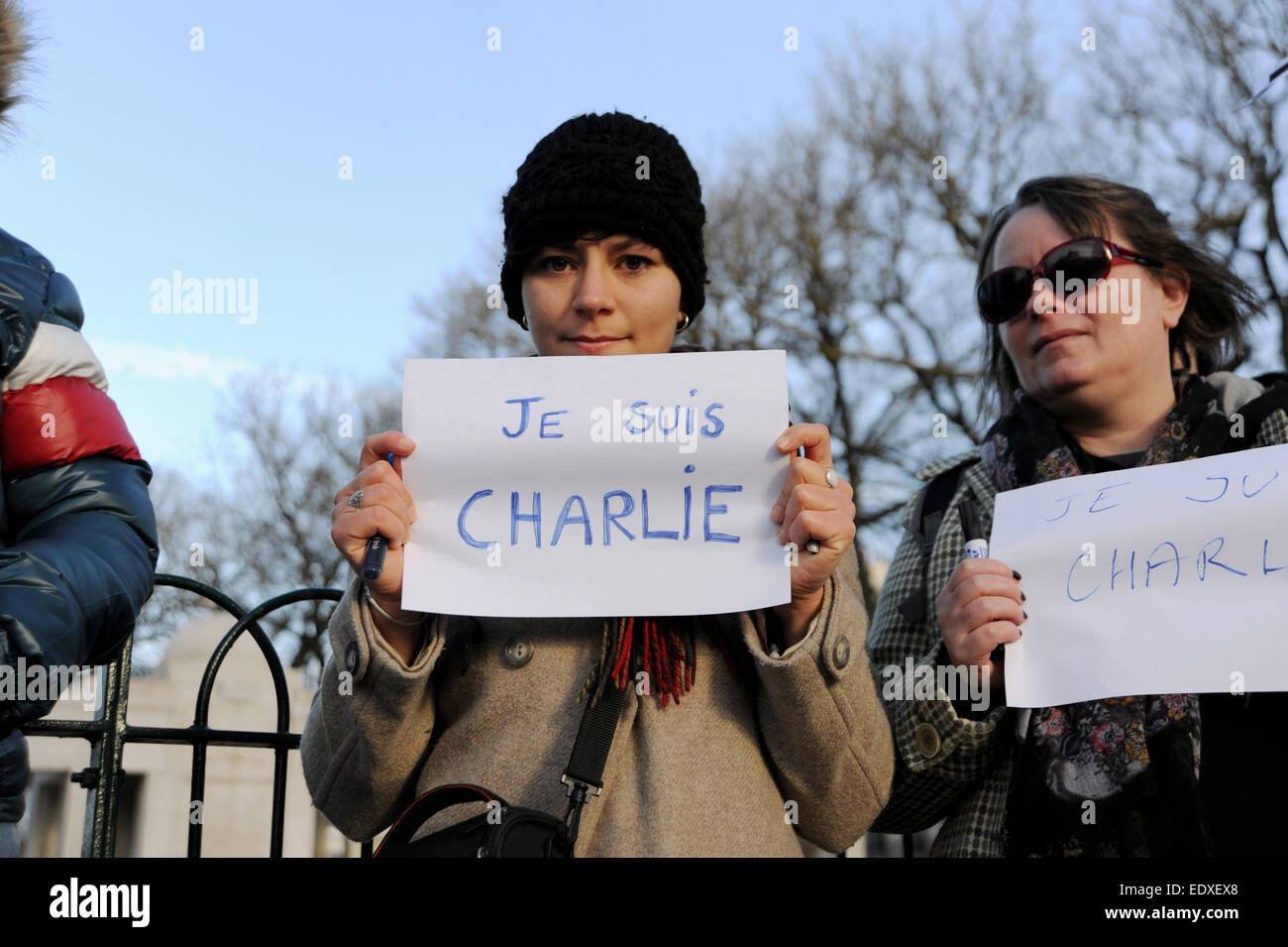 Brighton UK 11 Janvier 2015 - Les citoyens de Brighton se rassemblent pour un rassemblement contre le terrorisme afin de coïncider avec le Paris mars en hommage aux victimes des attentats islamistes de cette semaine en France . Organisé par les résidents français de la ville, à environ 100 personnes se sont réunies au monument aux morts pour le rallye et une minutes de silence . Photographie prise par Simon Dack Banque D'Images