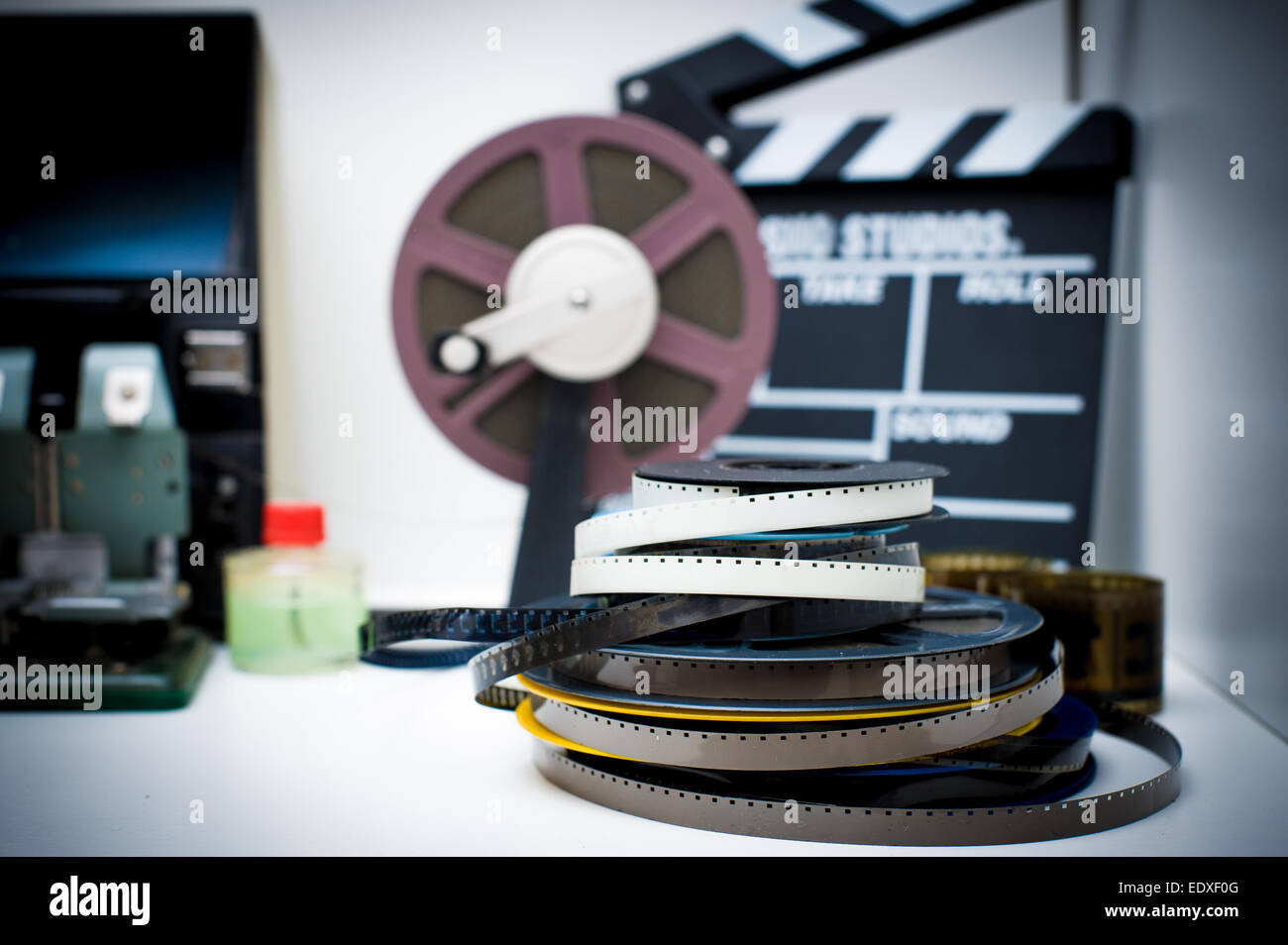 Un montage vidéo 8mm vintage avec dévidoirs de bureau et clapper en dehors de la vue arrière-plan, effet de couleur vintage Banque D'Images