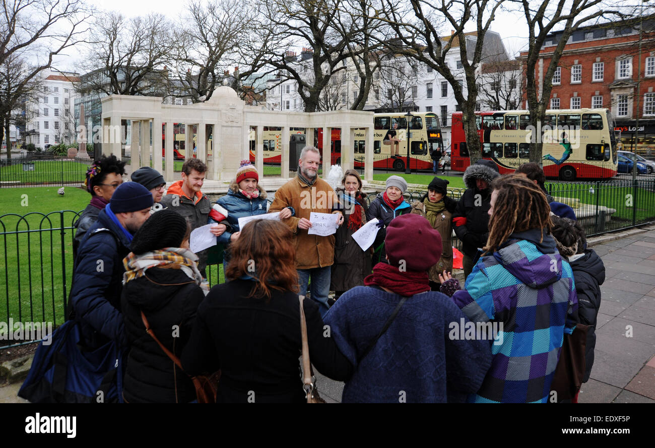 Brighton UK 11 Janvier 2015 - Les citoyens de Brighton se rassemblent pour un rassemblement contre le terrorisme afin de coïncider avec le Paris mars en hommage aux victimes des attentats islamistes de cette semaine en France . Organisé par les résidents français de la ville, à environ 100 personnes se sont réunies au monument aux morts pour le rallye et une minutes de silence . Banque D'Images