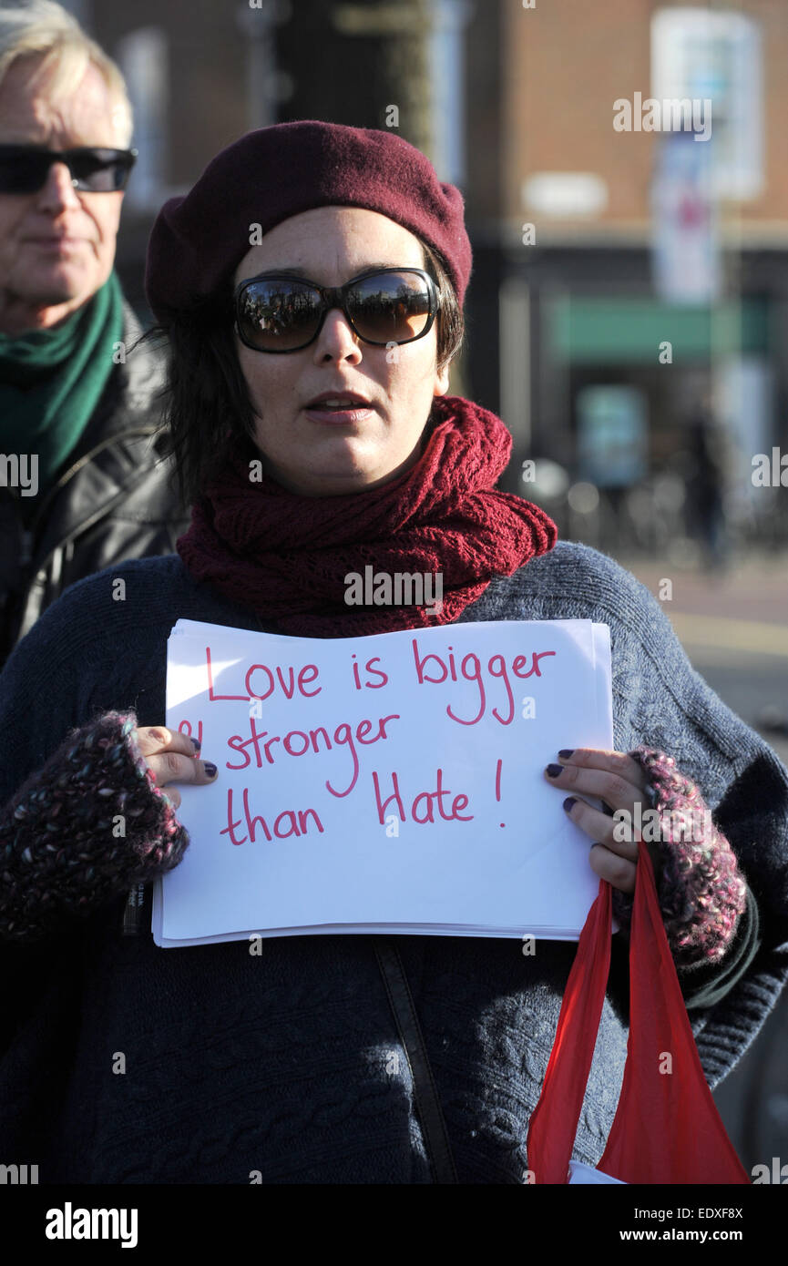 Brighton UK 11 Janvier 2015 - Isabelle Varnier se joint aux citoyens de Brighton qui se sont réunis pour un rassemblement contre le terrorisme afin de coïncider avec le Paris mars en hommage aux victimes des attentats islamistes de cette semaine en France . Organisé par les résidents français de la ville, à environ 100 personnes se sont réunies au monument aux morts pour le rallye et une minutes de silence . Photographie prise par Simon Dack Banque D'Images