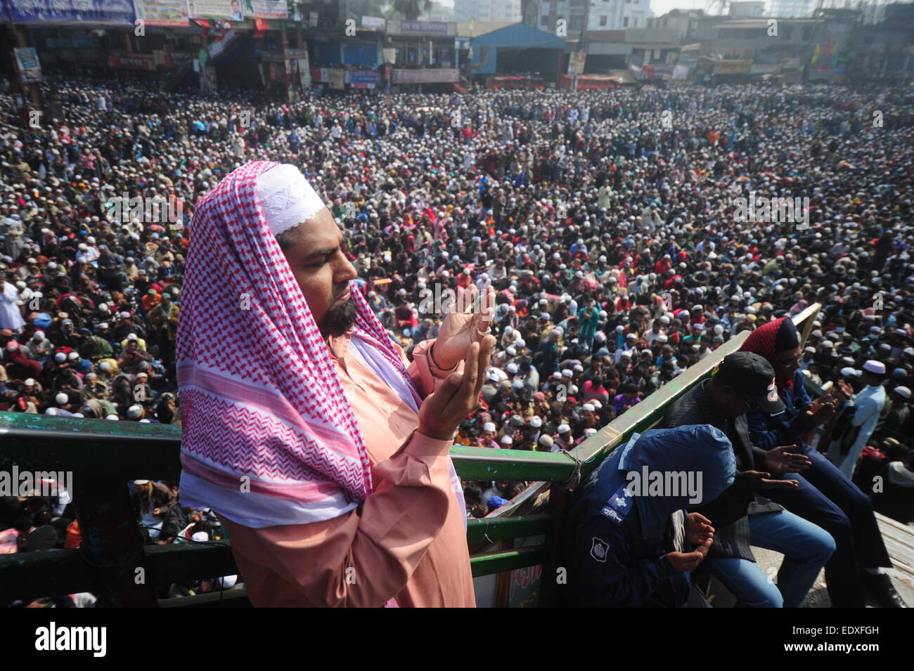 Tongi, au Bangladesh. Jan 11, 2015. Participants musulmans prient avant leur départ à la suite de la conclusion de l'Organisation mondiale de la Congrégation Musulmane, également connu sous le nom de Biswa Ijtema, à Tongi, à la périphérie de la capitale, Dhaka, Bangladesh, le 11 janvier 2015. Les musulmans participant à l'un des plus grands rassemblements religieux rejoint le choeur de condamnation le 9 janvier au cours de l'attaque meurtrière d'un hebdomadaire satirique français, en disant les meurtres est contraire aux principes de l'Islam. Mamunur Rashid/crédit : Alamy Live News Banque D'Images