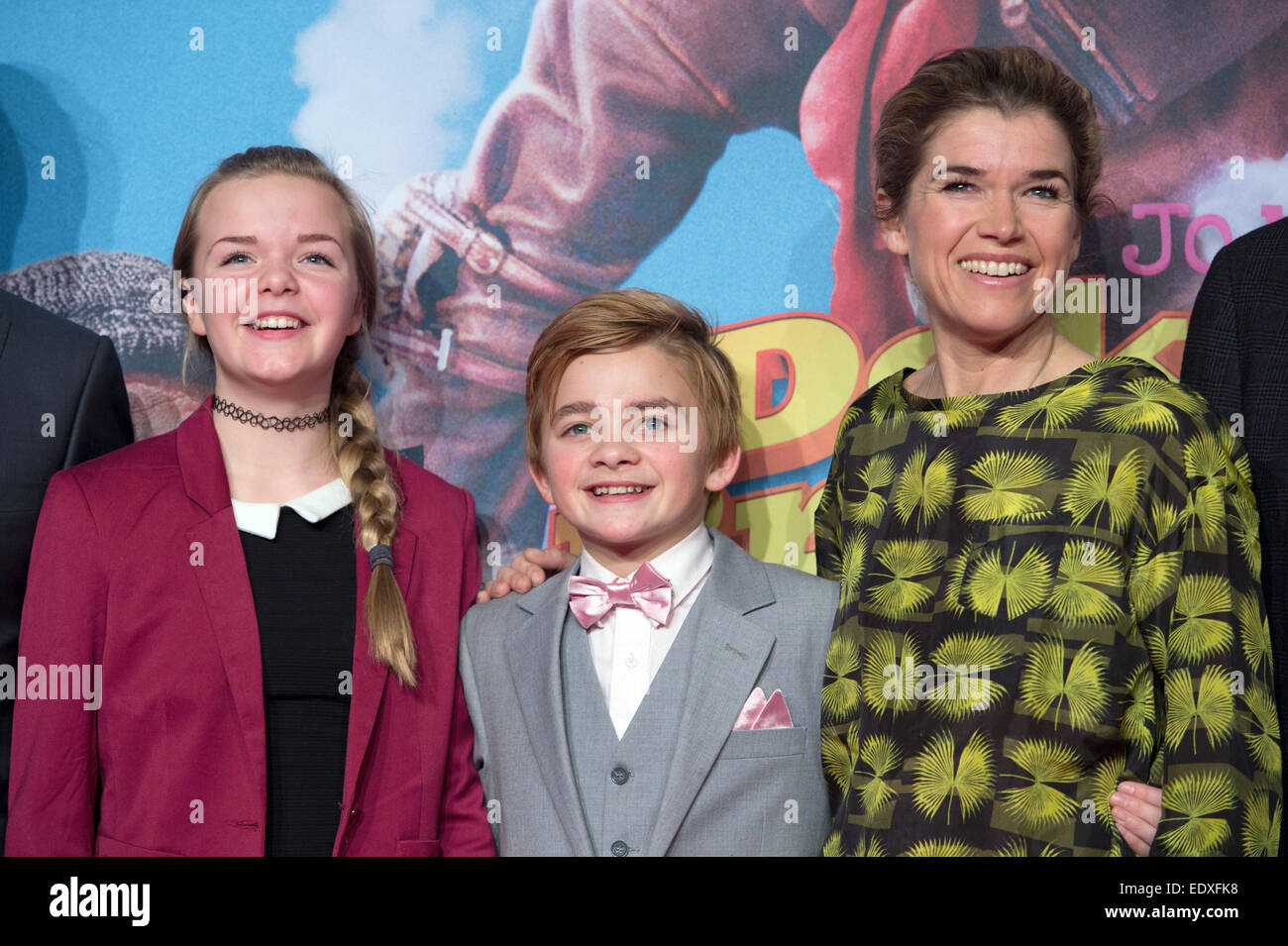 erfurt allemagne jan 11 2015 acteurs emily glaister l r et eilif hellum noraker de norvege et anke engelke de l allemagne presentent au cours de la premiere de l entreprise proktors pupspulver doktor a
