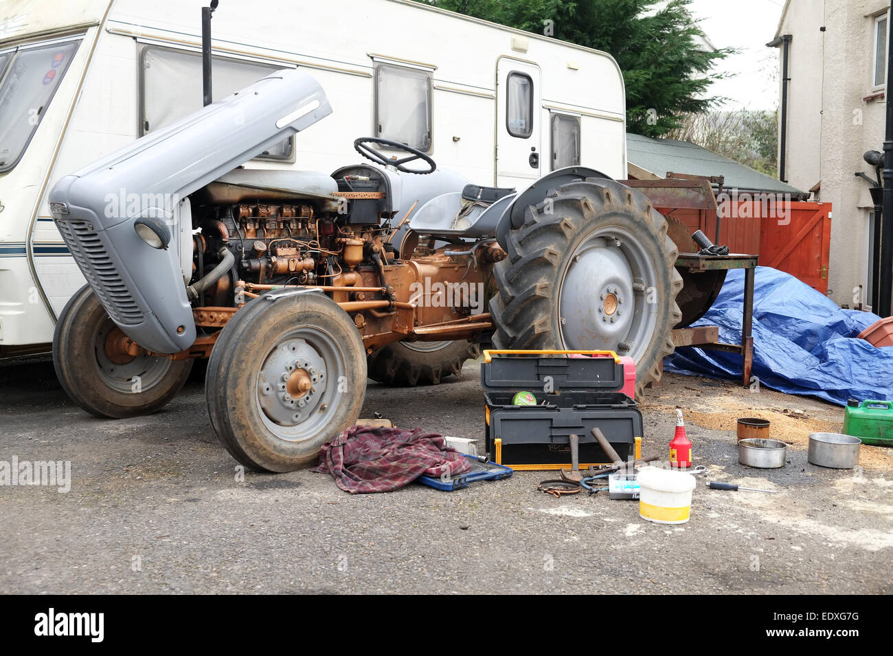 Classic Little Grey Fergie tracteur sous aller réparer, 11 Janvier 2015 Banque D'Images