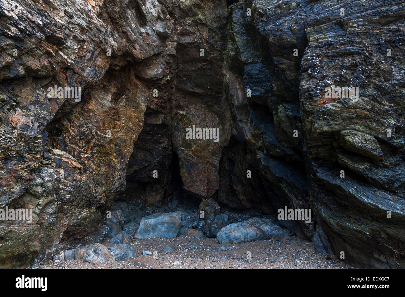 Géologie intéressante dans les rochers à Broad Oak beach, à Cornwall. À l'intérieur d'une grande grotte. Banque D'Images