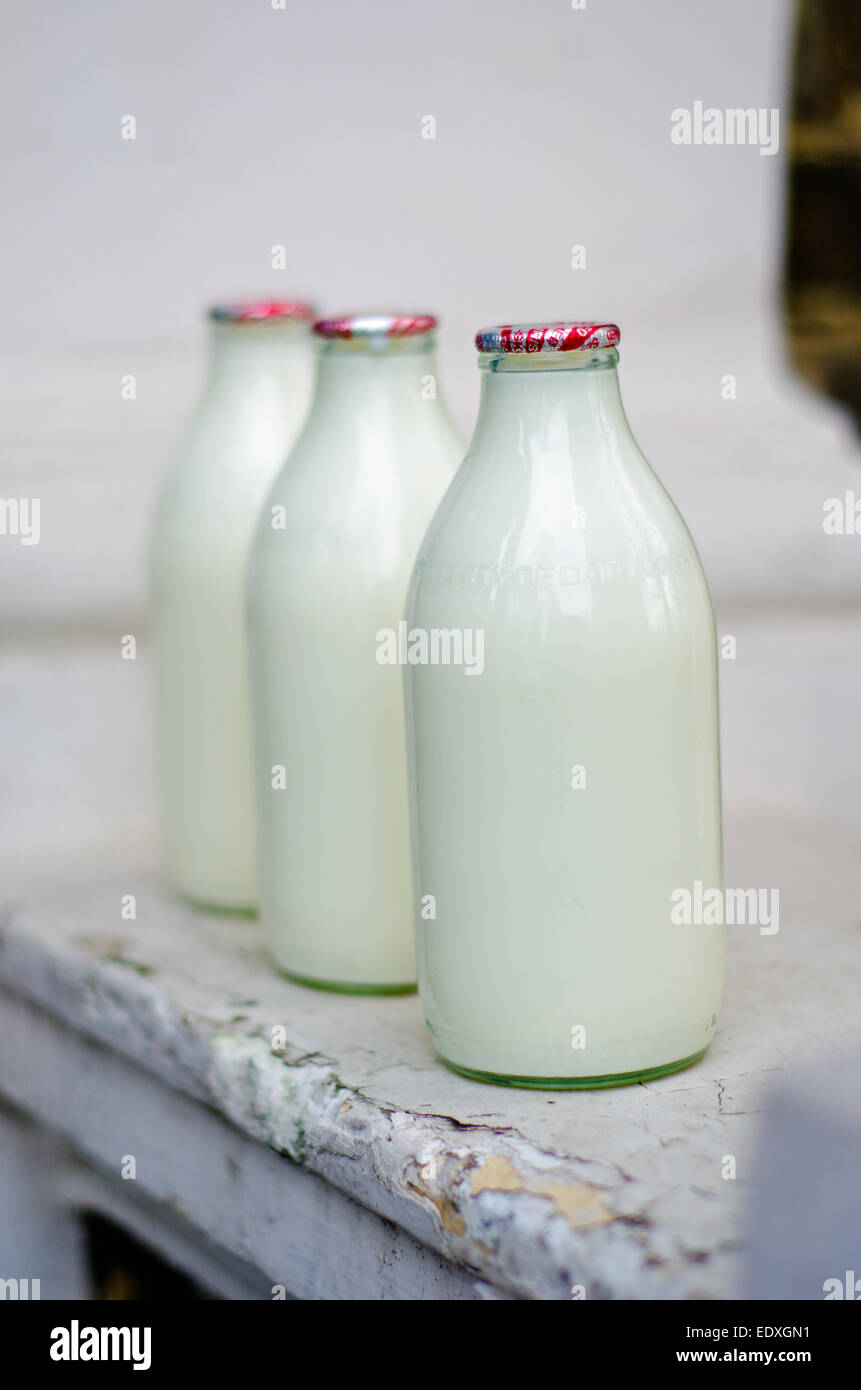 Livraison de lait - lait bouteilles sur porte Banque D'Images