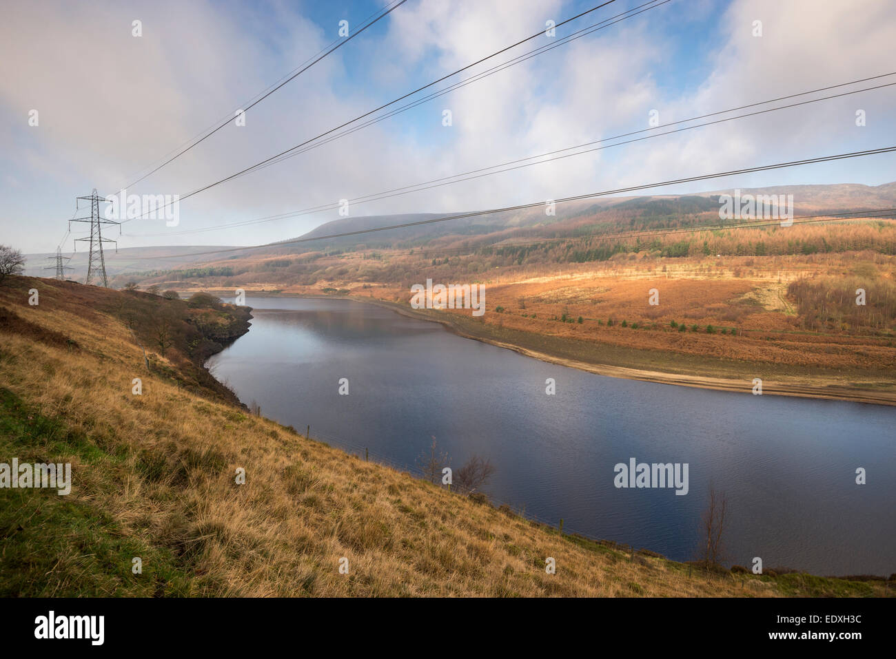 Les lignes électriques et les pylônes électriques à côté de Woodhead réservoirs dans la vallée de Longdendale. Banque D'Images