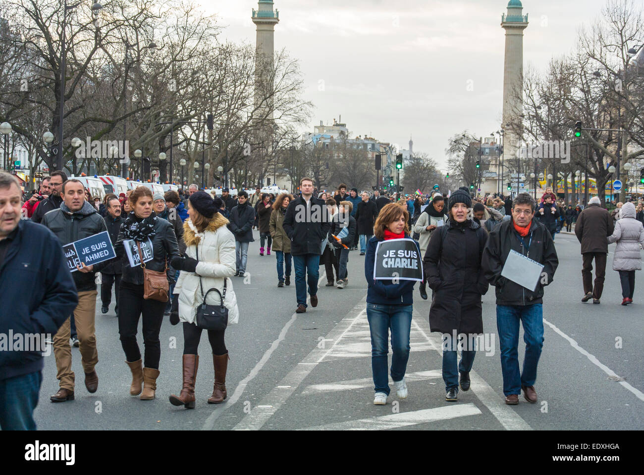 Paris, France. Grande foule, famille marchant dans la rue dans une énorme manifestation nationale contre le terrorisme, après l'attaque contre le journal français, "Charlie Hebdo", "je suis Charlie paris » hommage aux victimes des attentats terroristes paris Banque D'Images