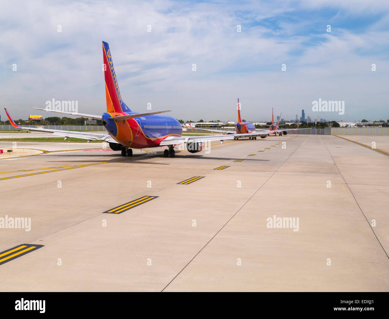 Des avions alignés sur la voie de circulation pour le décollage à l'aéroport de Chicago Midway Banque D'Images