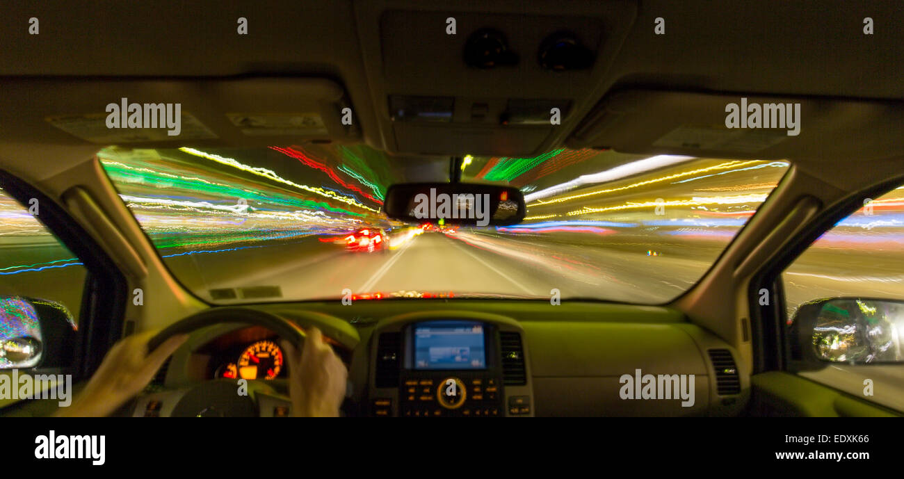 Nuit voir le pare-brise de voiture tout en roulant avec des feux de route et de trouble Banque D'Images