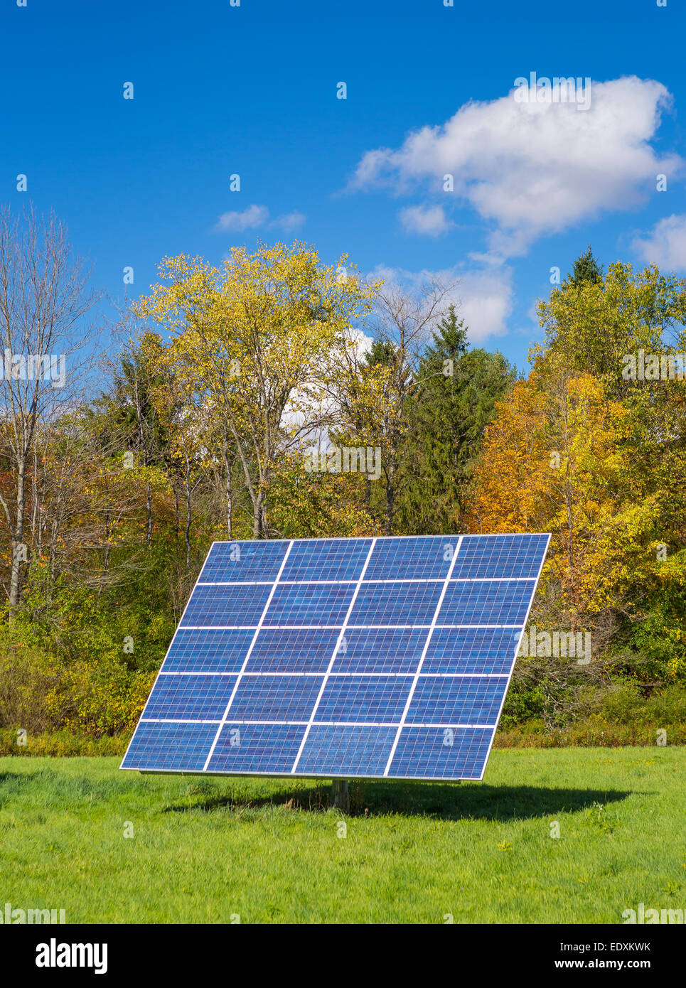 IRASVILLE, Vermont, USA - panneau solaire dans le champ, Mad River Valley. L'énergie alternative. Banque D'Images